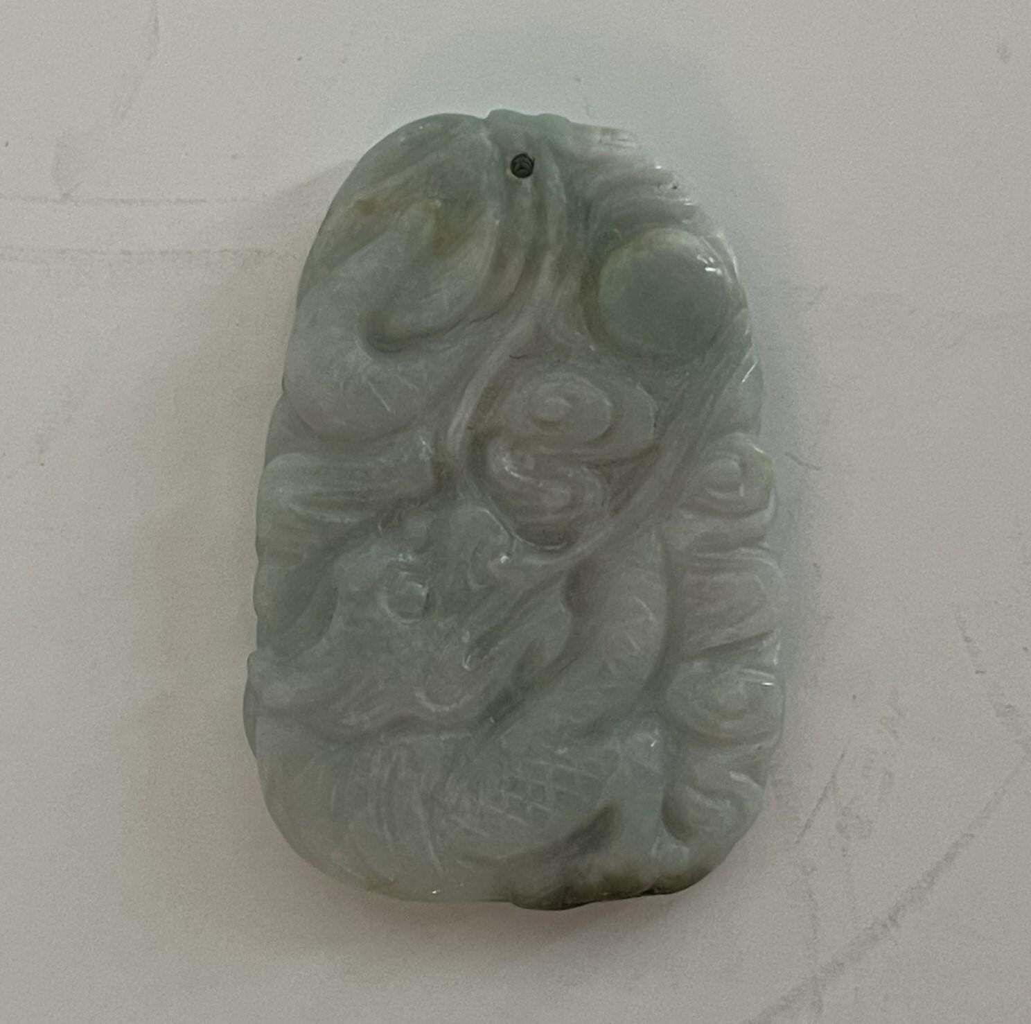 19e-eeuwse Chinese jadeïet nefriet hanger met draak en vogel, handgesneden photo vintage