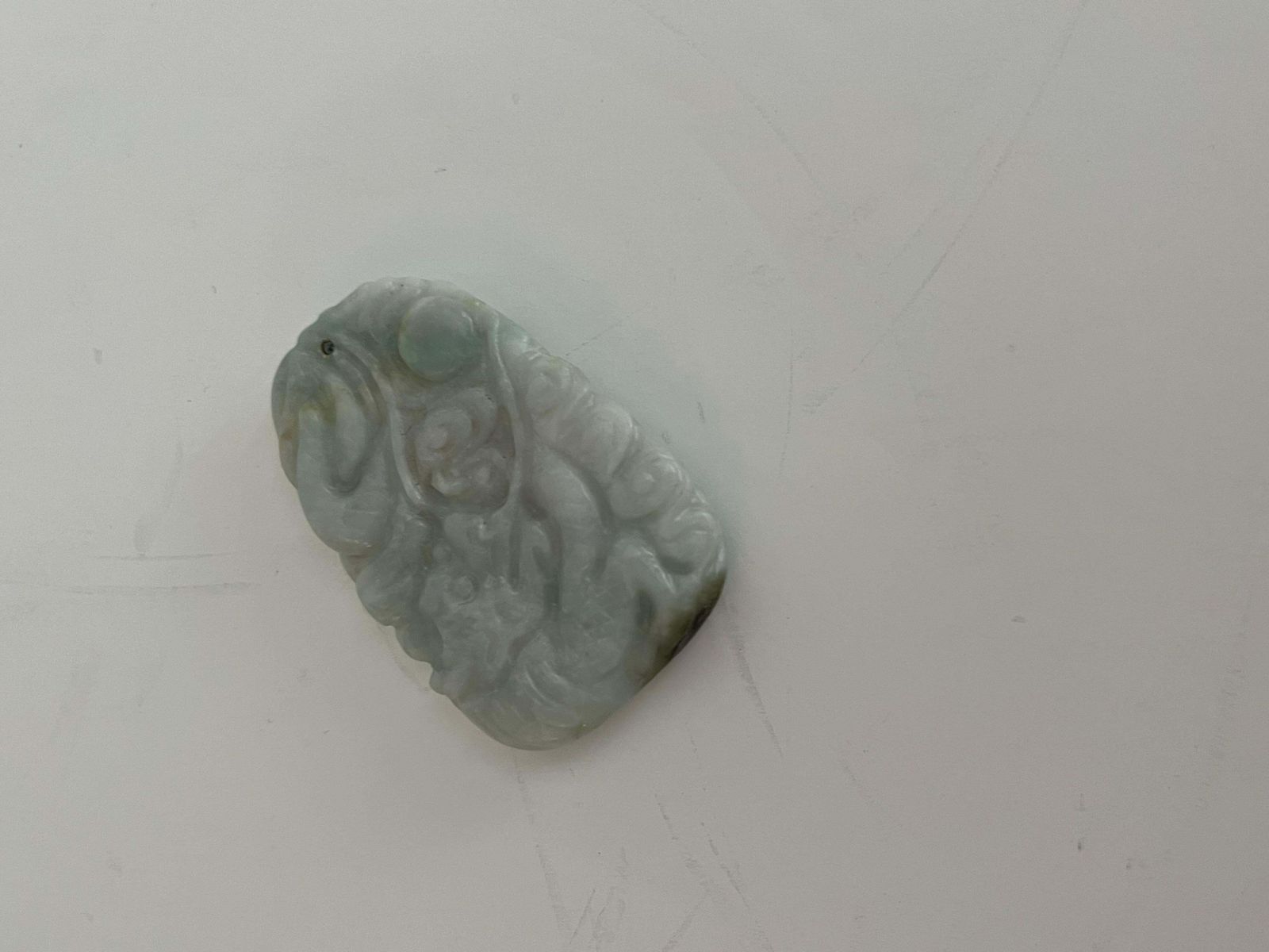 photo vinterior 19e-eeuwse Chinese jadeïet nefriet hanger met draak en vogel, handgesneden