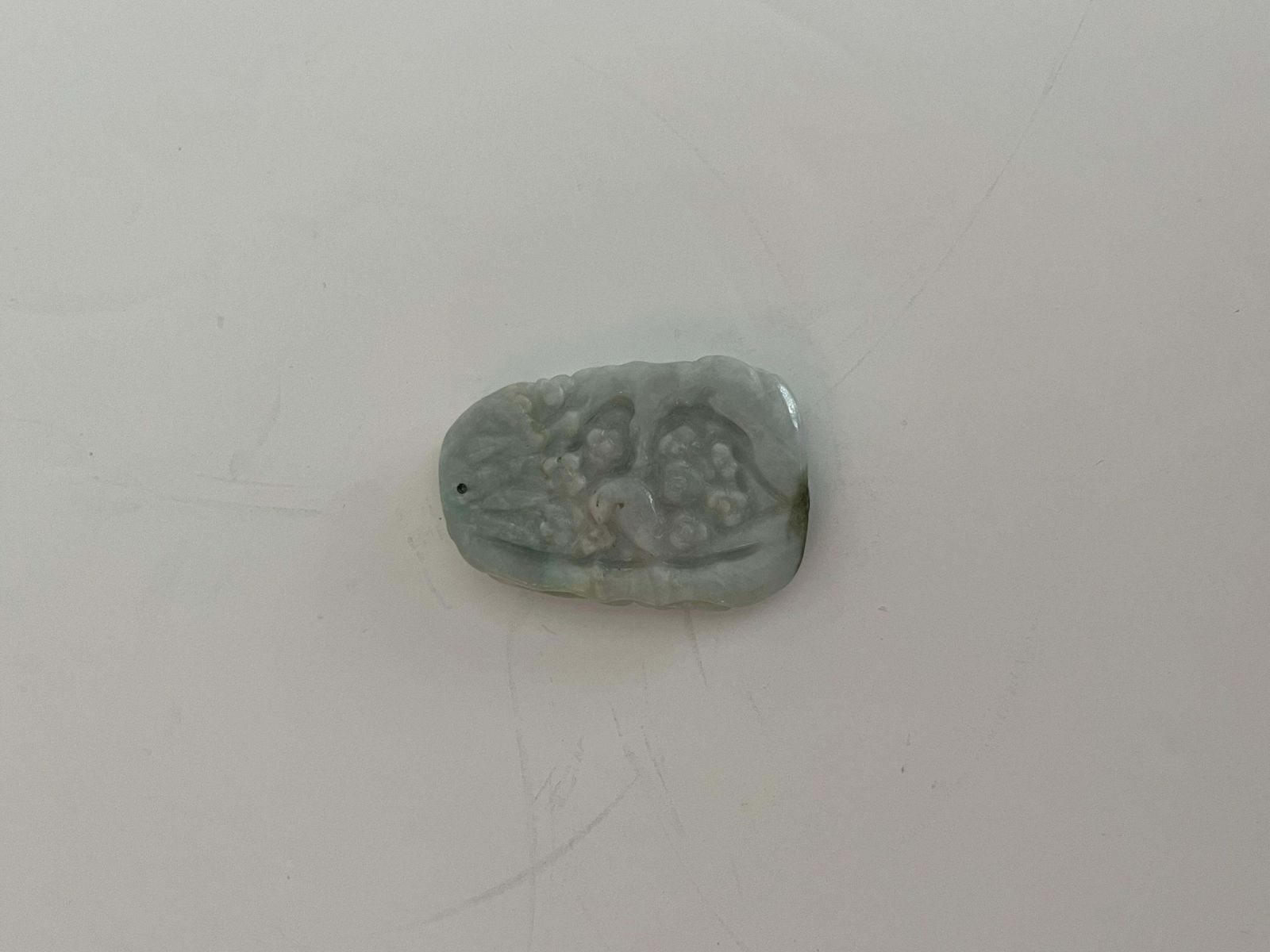 photo vintage 19e-eeuwse Chinese jadeïet nefriet hanger met draak en vogel, handgesneden
