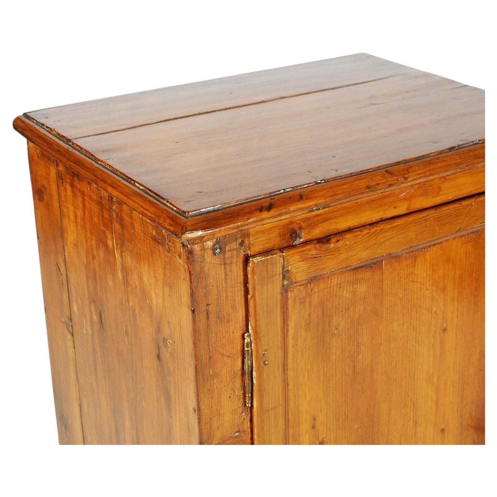 Antiek Lariks Kabinet uit een Venetiaanse Villa, Bassano del Grappa photo vinterior