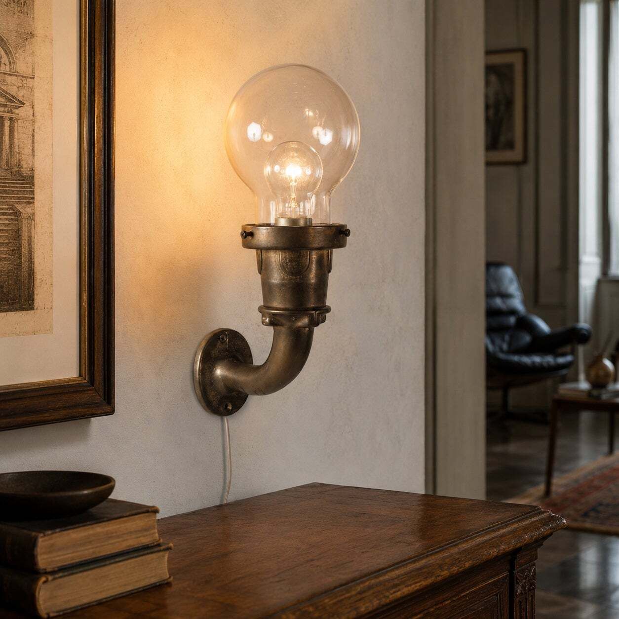 Sculpturaal zwaar bronzen wandlamp met grote heldere glazen bol, ca. 1970 photo furniture