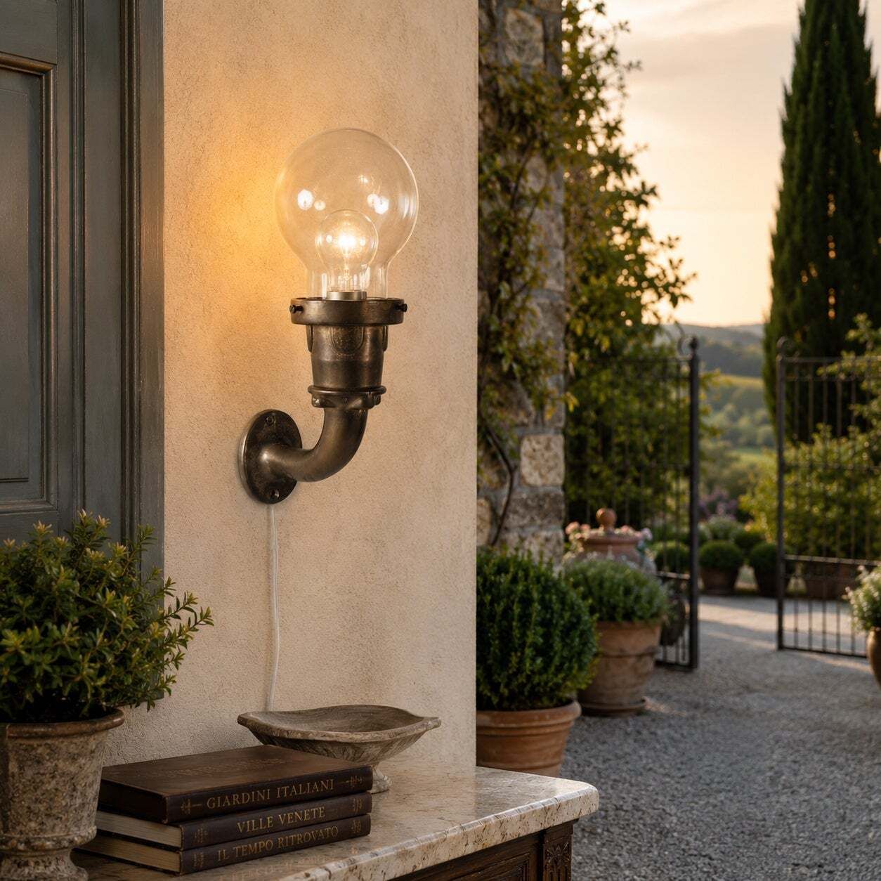Sculpturaal zwaar bronzen wandlamp met grote heldere glazen bol, ca. 1970 photo Verlichting