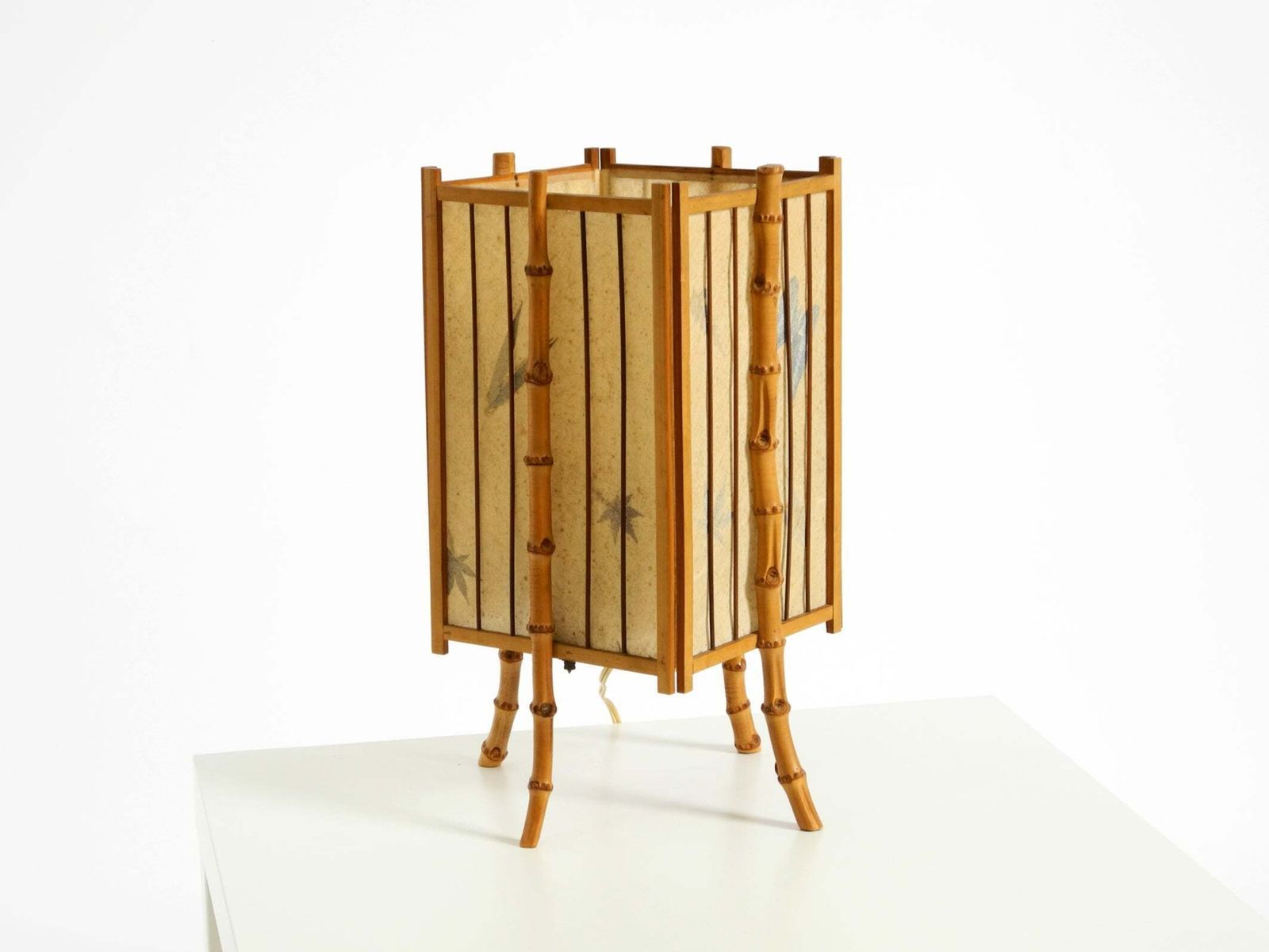 Franse Mid-Century Modern Tafellamp van Bamboe en Perkamentpapier photo furniture