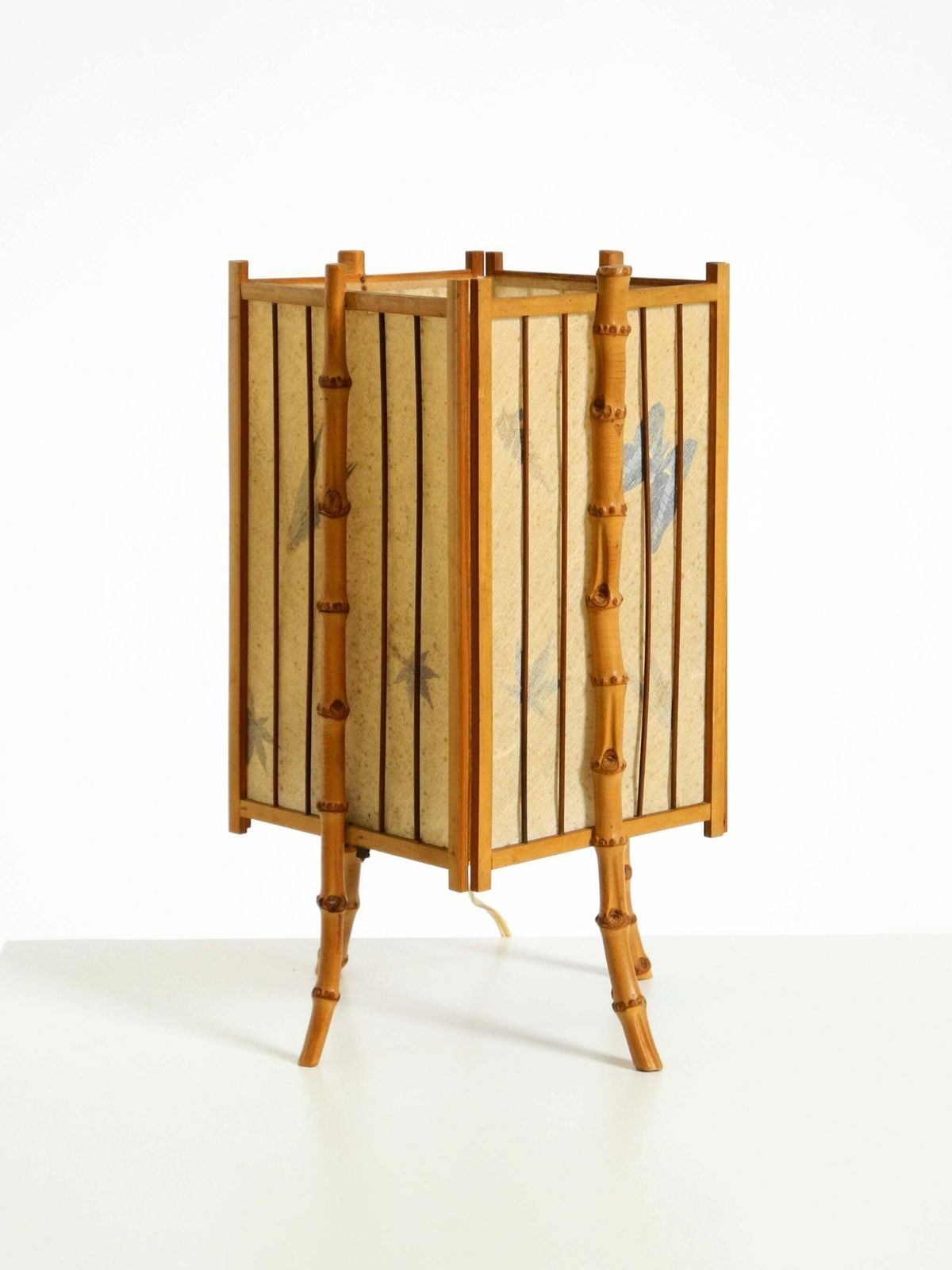 photo furniture Franse Mid-Century Modern Tafellamp van Bamboe en Perkamentpapier
