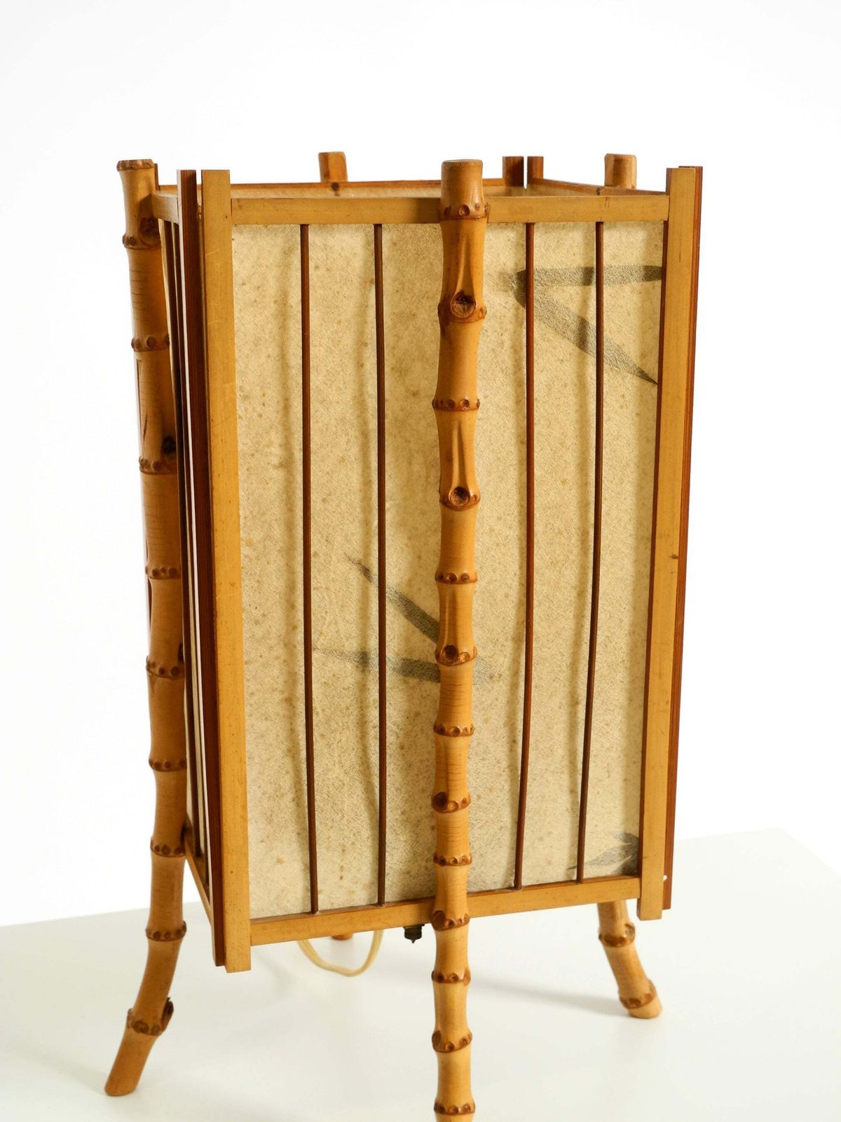 945.0 Franse Mid-Century Modern Tafellamp van Bamboe en Perkamentpapier photo