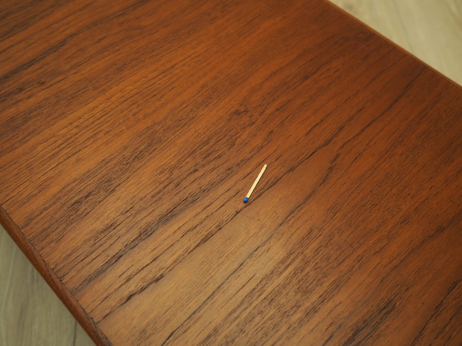 photo furniture Table basse danoise en placage de teck, pieds fuselés noirs, années 1960