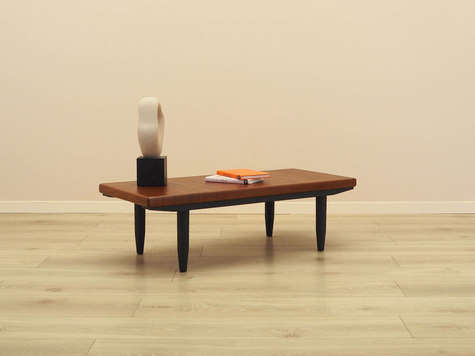 Table basse danoise en placage de teck, pieds noirs, années 1970 photo Mobilier