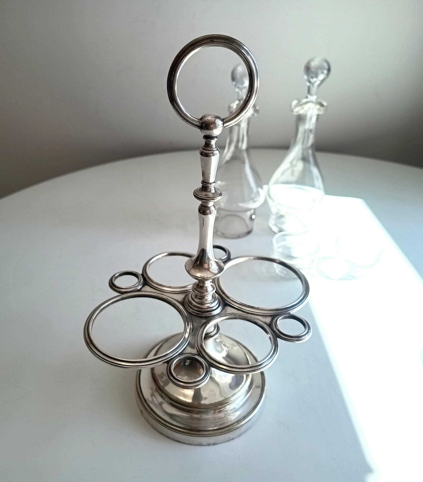 215.0 Vintage Christofle art deco cruetset: olie- en azijnflessen, condimentenpotjes en zilveren standaard photo