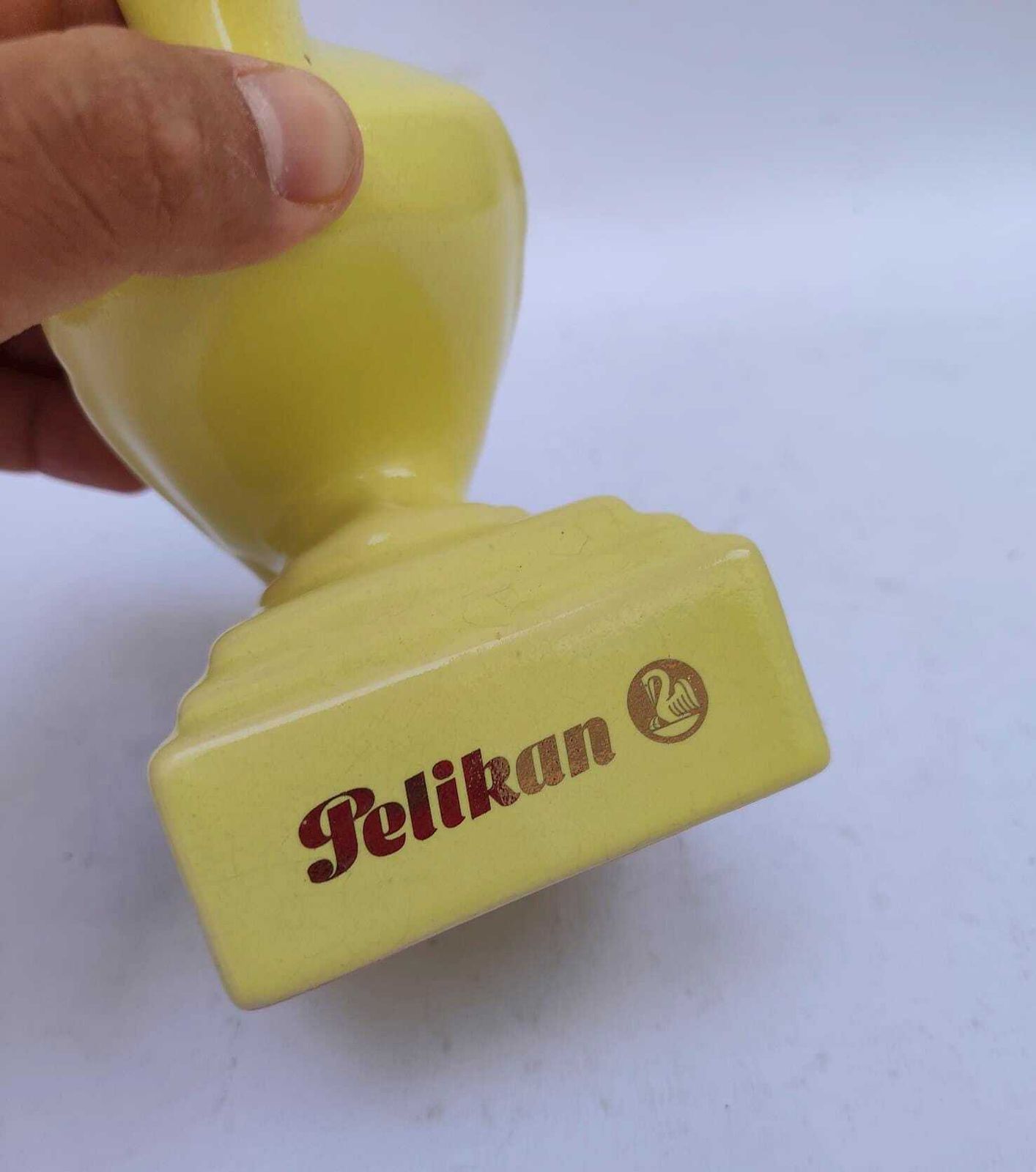 Pelikan gele keramische pennenhouder, vintage pennenfiguur, displaystandaard photo furniture