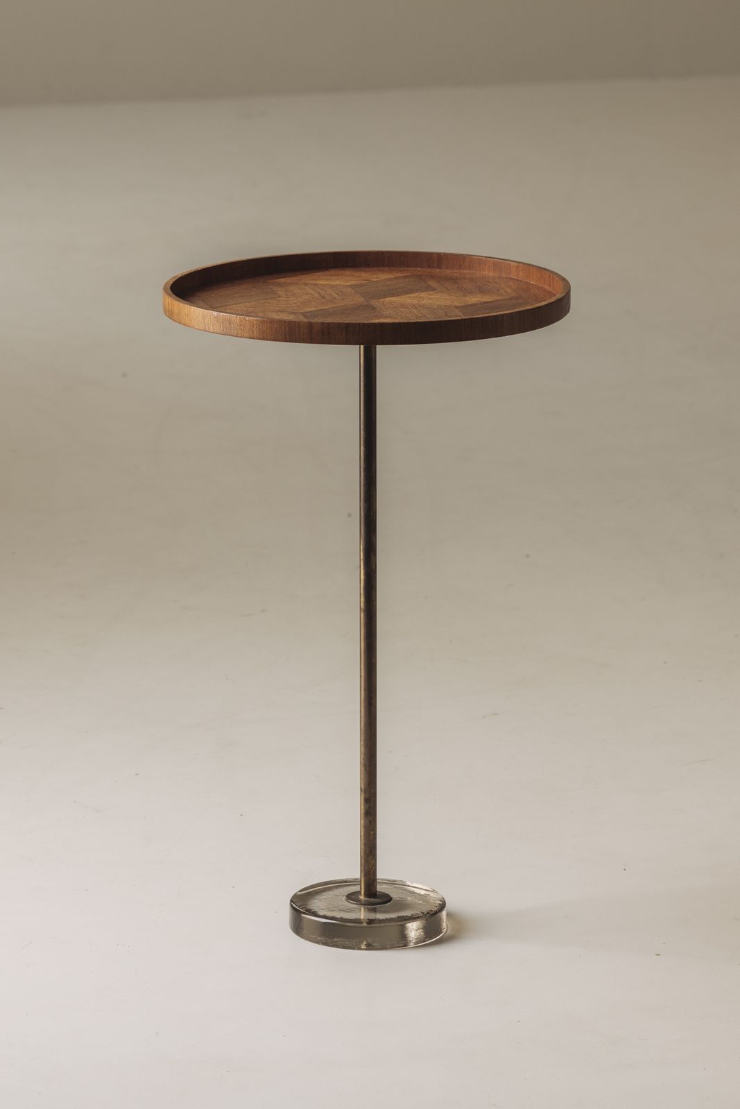 4000.0 Uitzonderlijke Deense bijzettafel in eiken, messing en glas, Denemarken ca. jaren 1960 photo