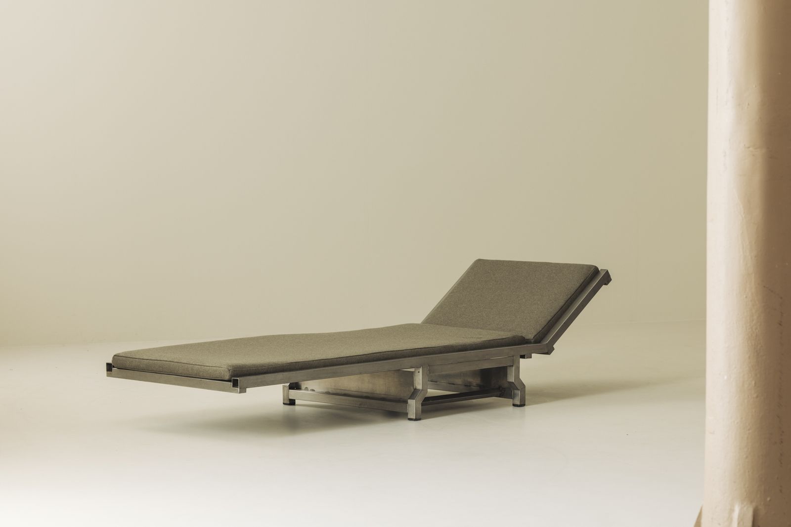 Frans roestvaststalen modernistisch dagslaapbed / chaise longue, jaren 1970.