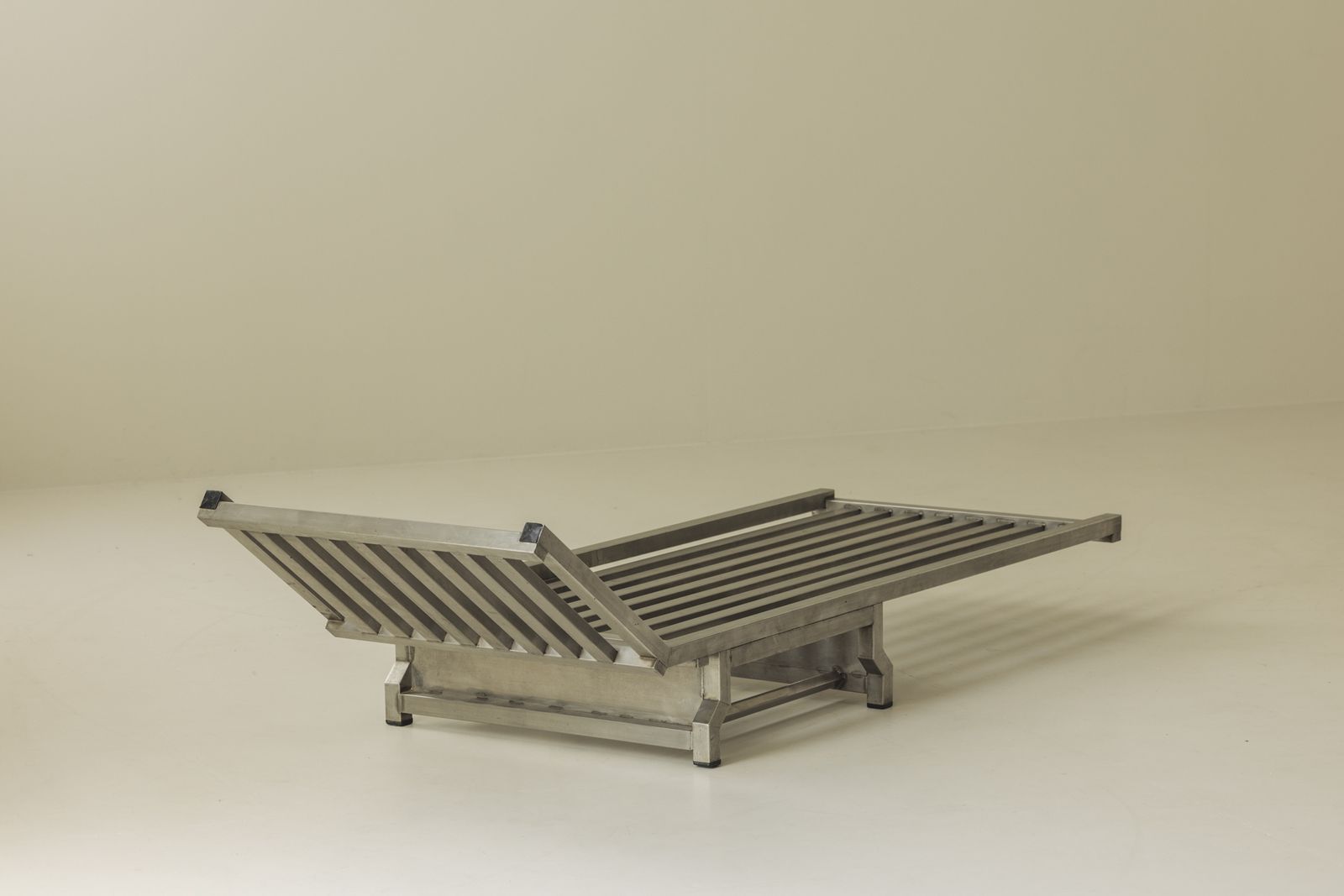 Exceptional French Stainless Steel Modernist Daybed / Chaise Longue, 1970s. photo vintage