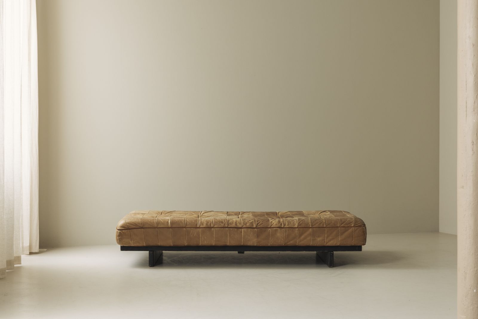 photo for sale Cognackleurige DS 80 Daybed van De Sede met Rijke Patina, Zwitserland ca. jaren 1970
