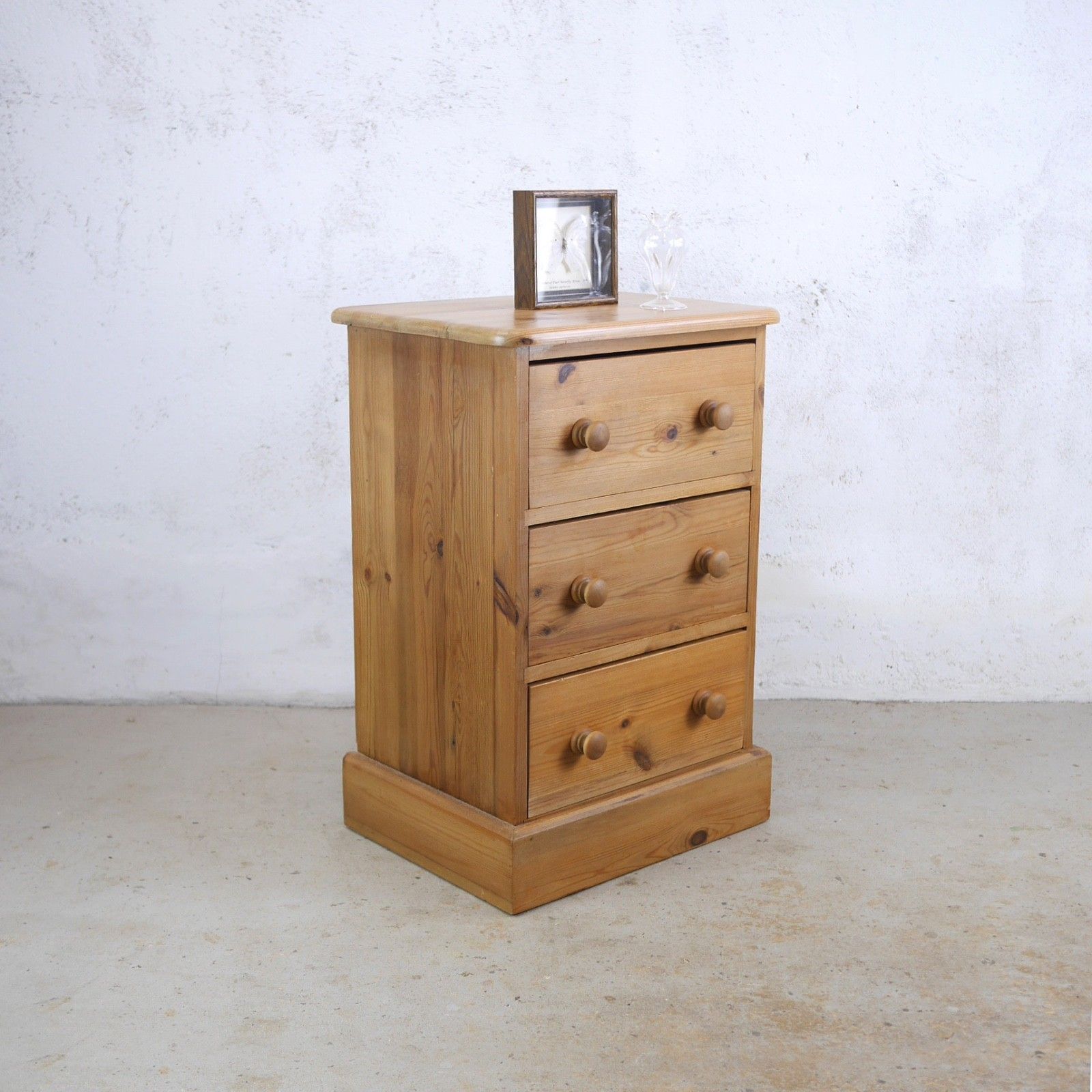 photo vinterior Pair Vintage Stripped Pine Bedside Tables Drawers #103293