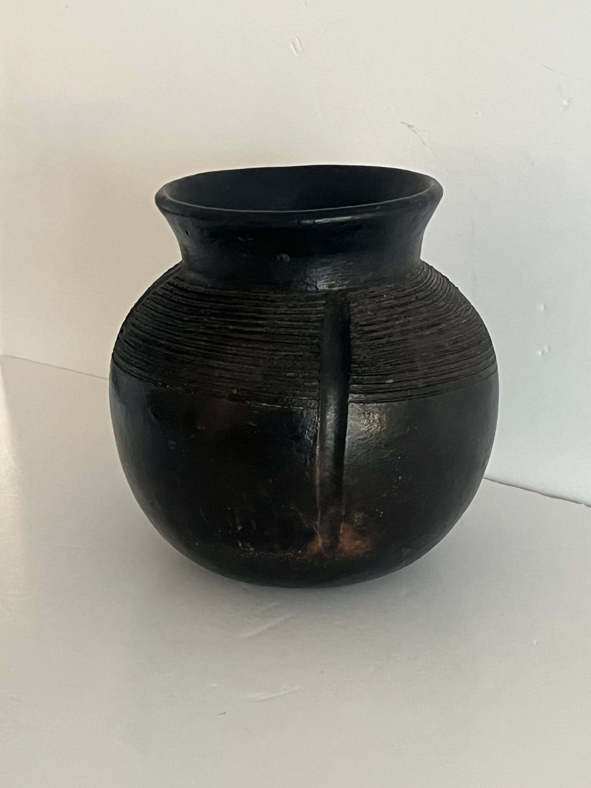 Afrikaanse tribale pot, zwart aardewerk, handversierd, 19e eeuw photo vintage