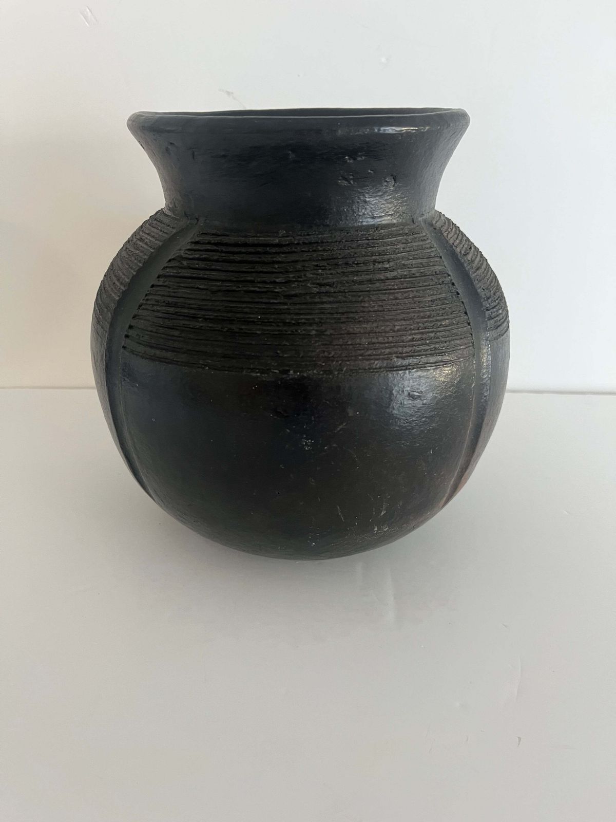 photo for sale Afrikaanse tribale pot, zwart aardewerk, handversierd, 19e eeuw