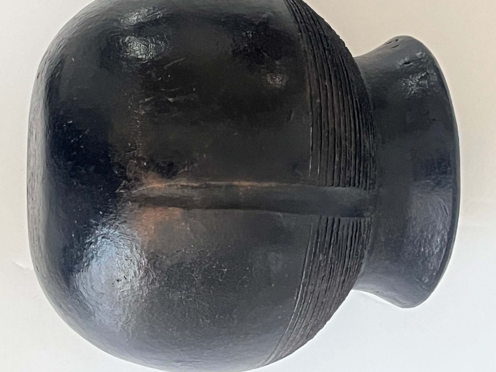 photo vinterior Afrikaanse tribale pot, zwart aardewerk, handversierd, 19e eeuw