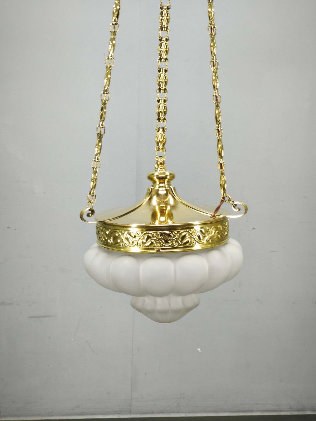 Art Nouveau Messing en Opaalglaszen Secession Hanglamp, Tsjechoslowakije, jaren 1900 photo furniture