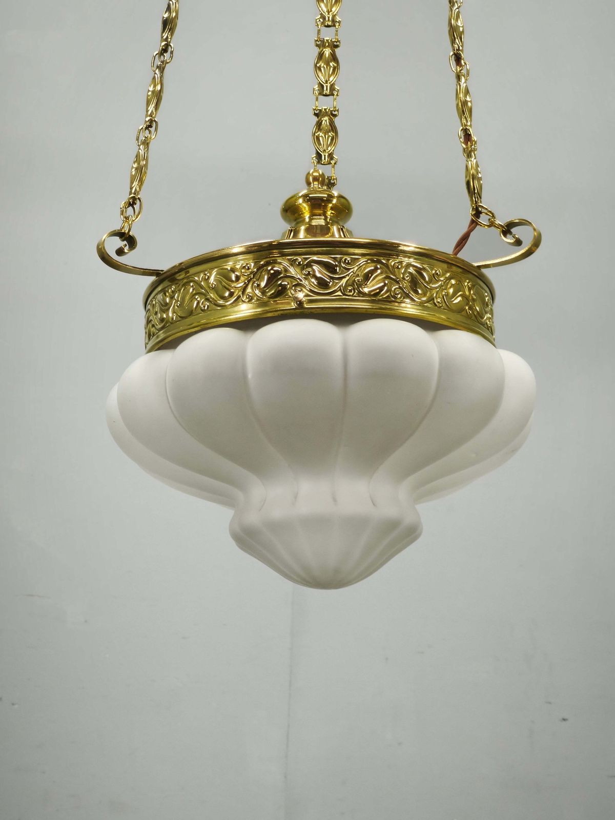Art Nouveau Messing en Opaalglaszen Secession Hanglamp, Tsjechoslowakije, jaren 1900 photo Verlichting