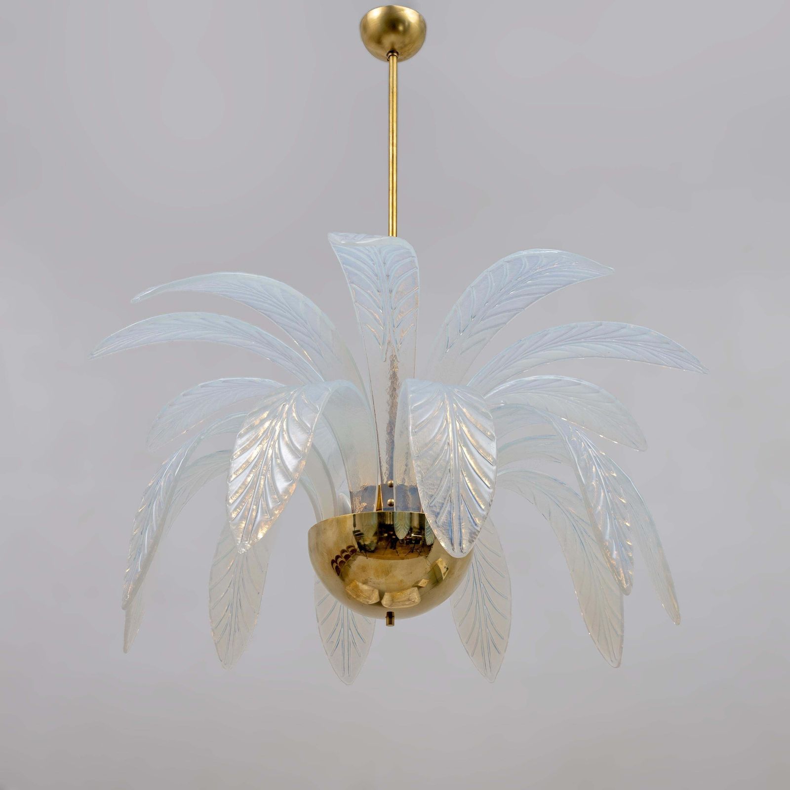 Iriserende Murano-glazen en messing hanglamp met palmbladen photo furniture