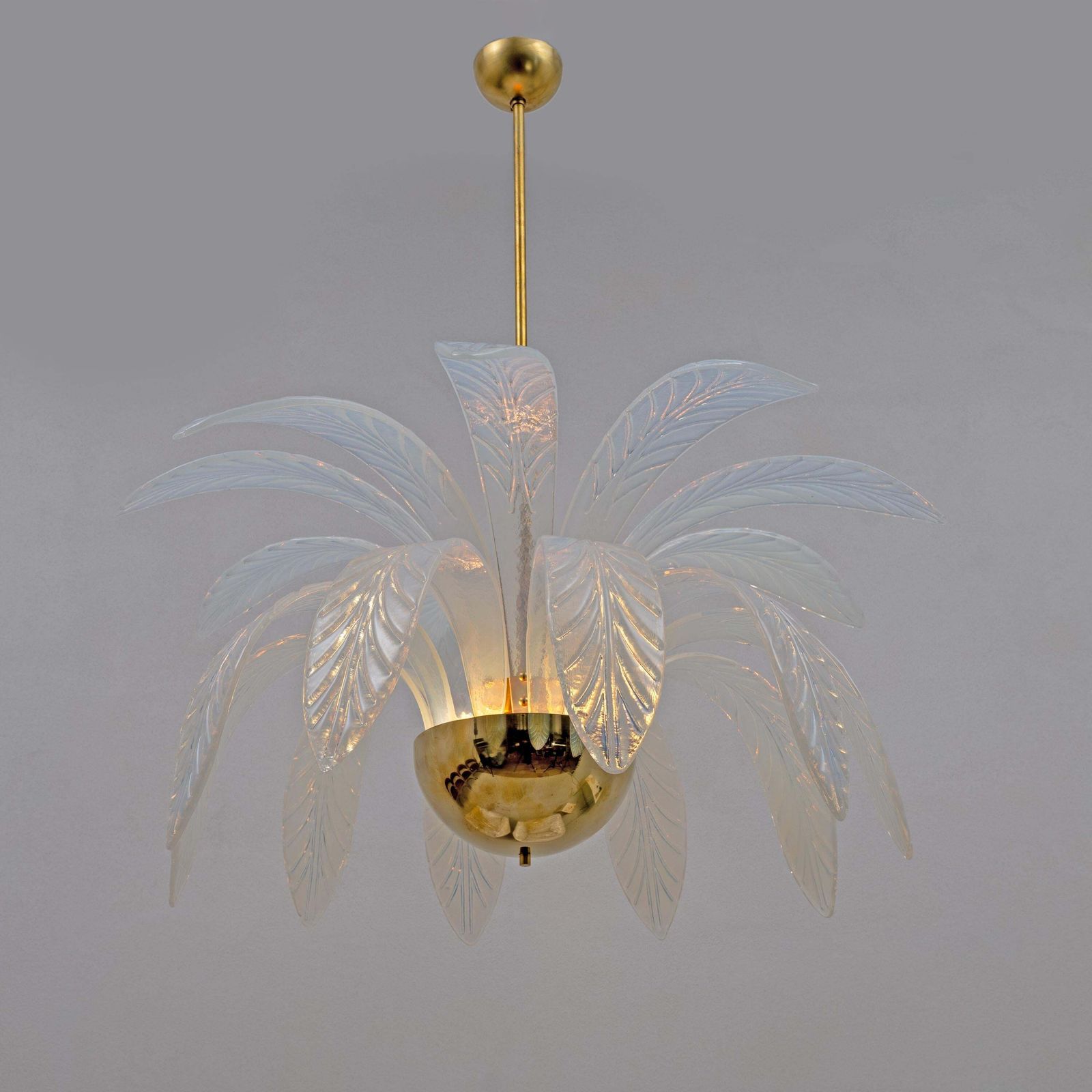 Iriserende Murano-glazen en messing hanglamp met palmbladen photo for sale