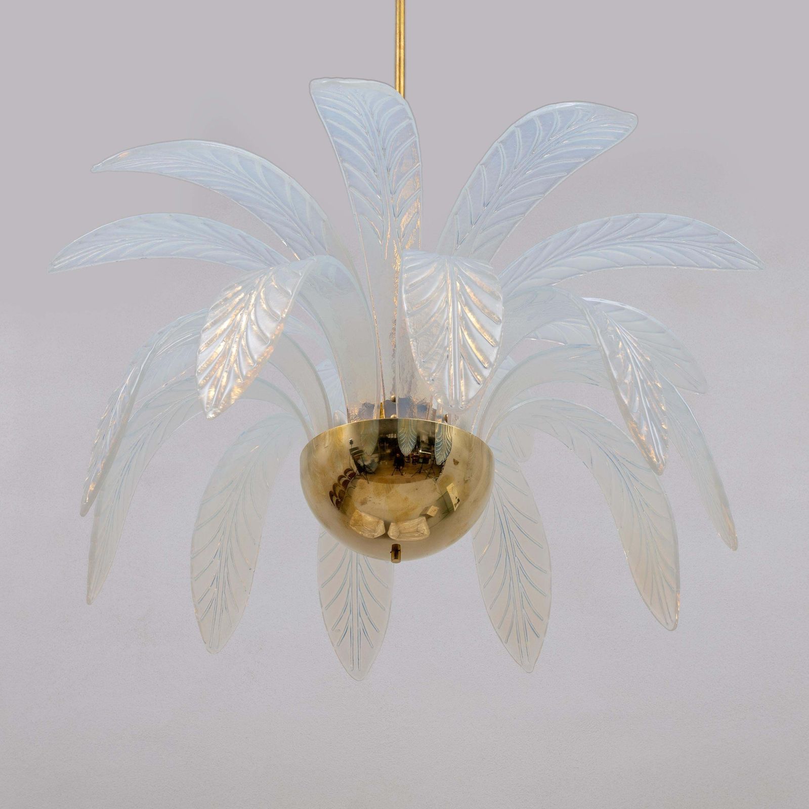 Iriserende Murano-glazen en messing hanglamp met palmbladen photo Verlichting