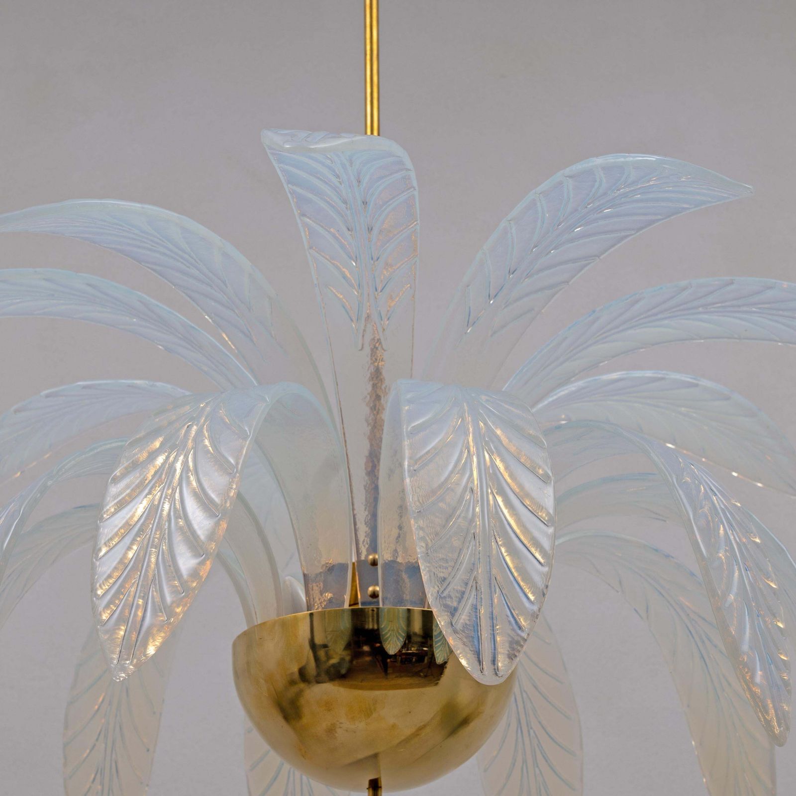Iriserende Murano-glazen en messing hanglamp met palmbladen photo vinterior