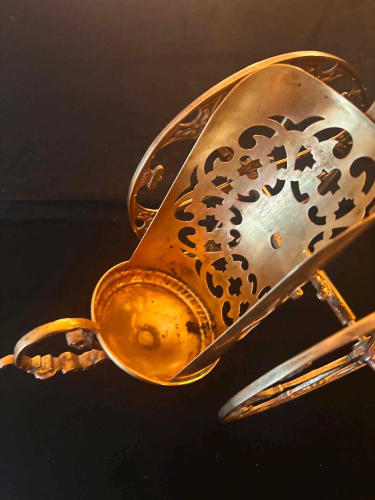 photo vinterior Antiek Duits messing wijnflessenrijtuig, grote ornamentele flessenhouder, ca. 1910-1920, monumentaal barware-object