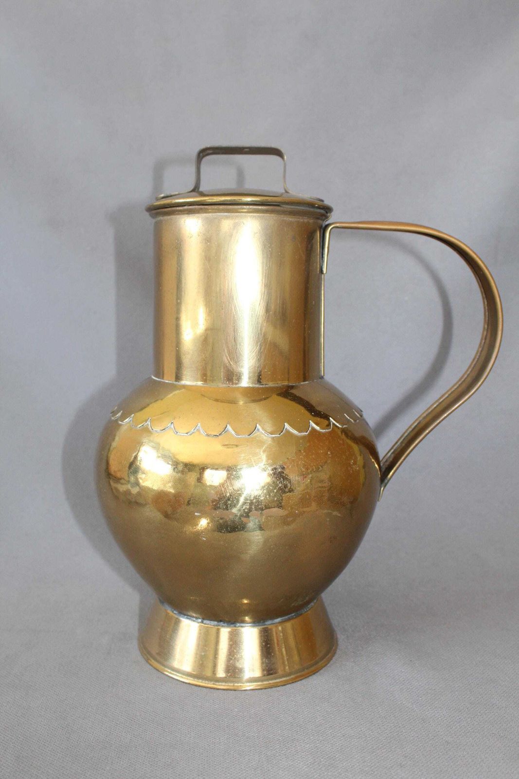 Woonaccessoires Zeer grote vintage kan van gehamerd messing, landelijke stijl, rustiek interieur, keukengerei, tuindecoratie, België Dinant Mecap, deksel, 31 centimeter photo