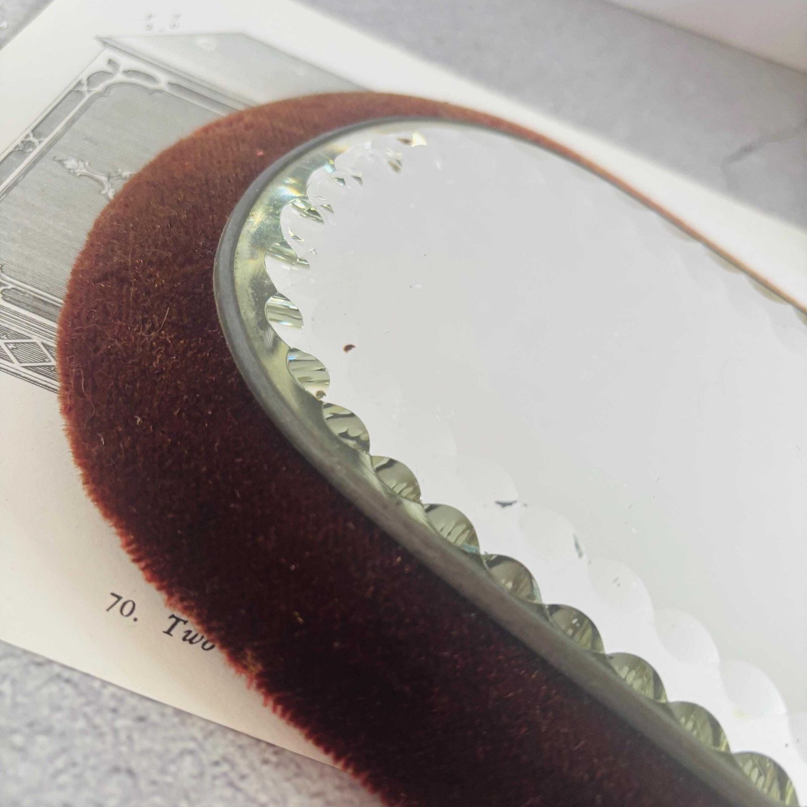 Woonaccessoires Victoriaanse toversspiegel met fluwelen rand, displayspiegel, heksenschaal photo