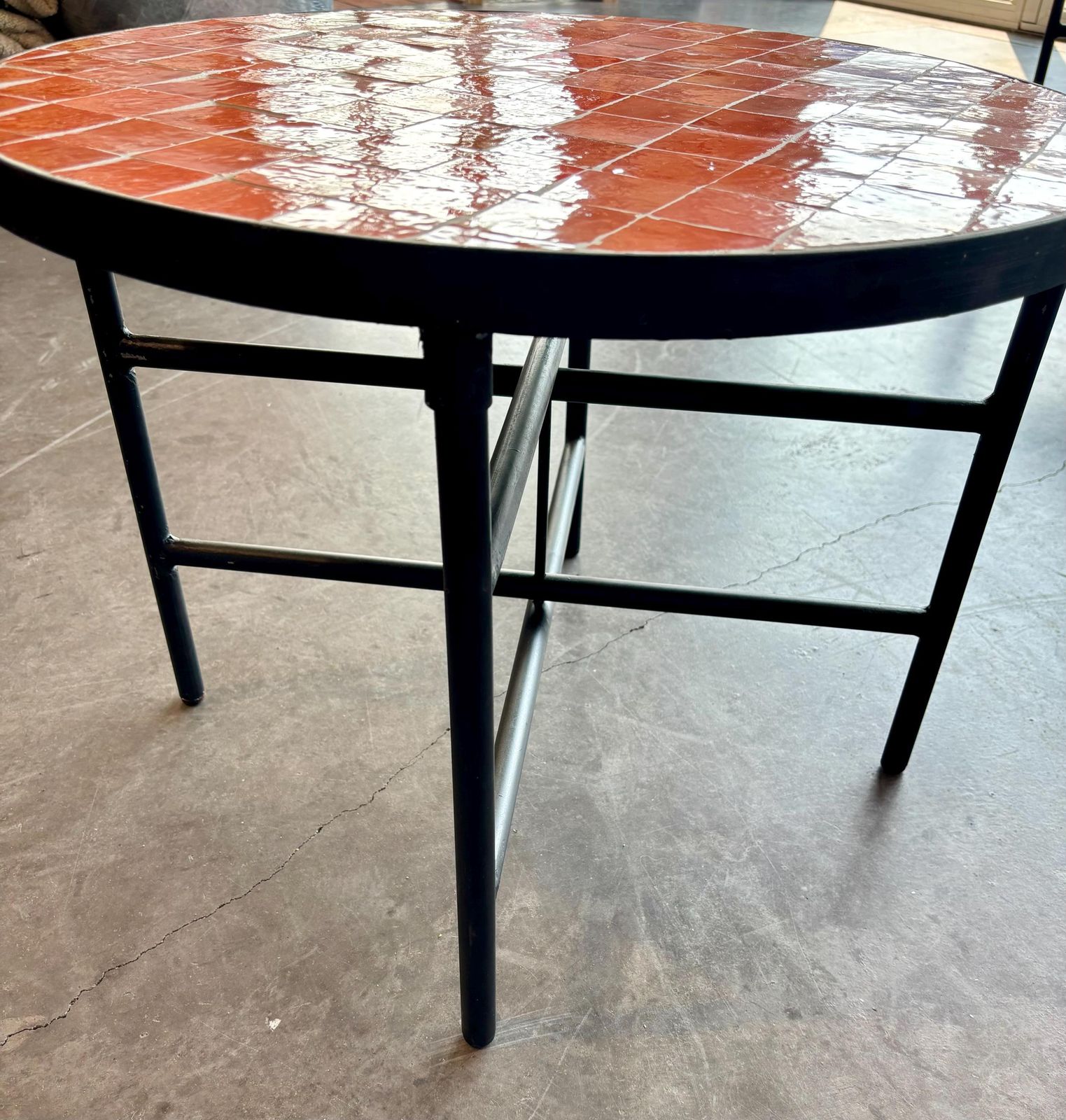 Marokkaanse ronde oranje Zellige salontafel 60 cm, handgemaakte mozaïektegeltafel, vierkante bijzettafel, oranje design, mediterraan woondecor. photo for sale