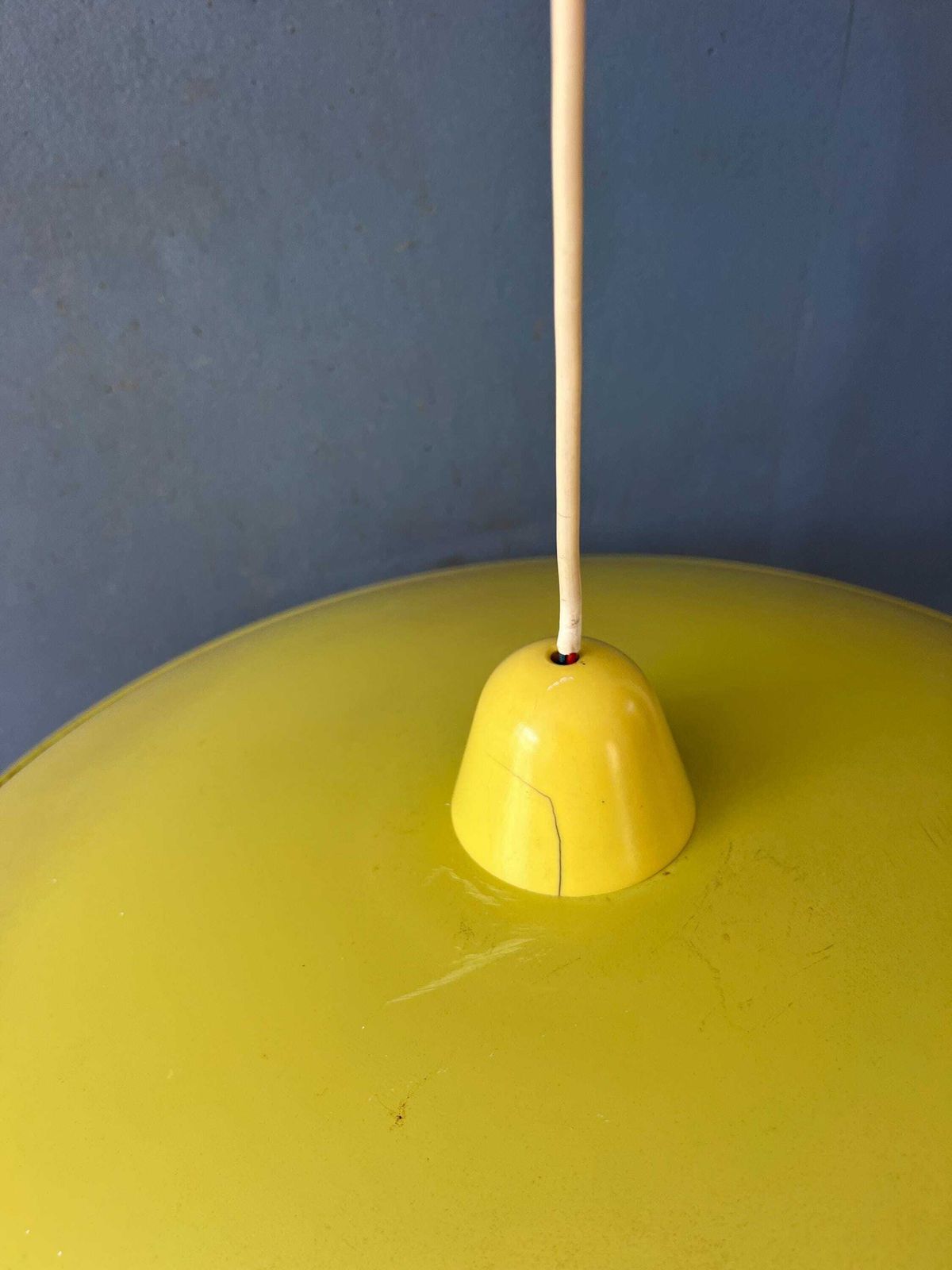 photo vintage Mid-Century Opaline Glazen Hanglamp Met Gele Metalen Kap