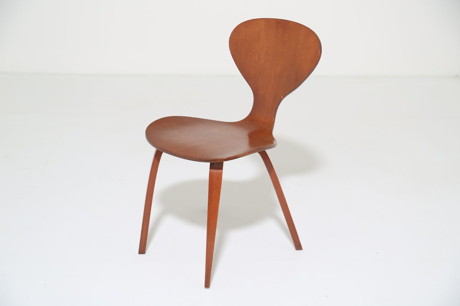 Mid-Century Modern walnootfineer zijstoel toegeschreven aan Norman Cherner voor Plycraft, jaren 1960 photo for sale