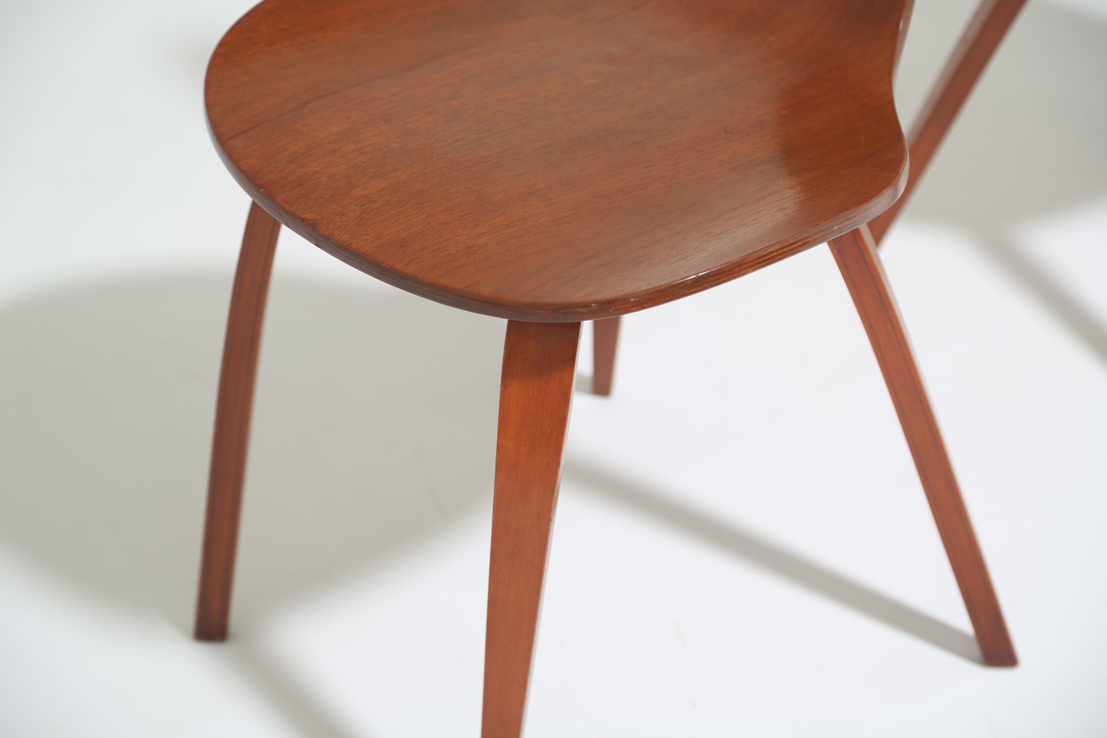 photo vinterior Mid-Century Modern walnootfineer zijstoel toegeschreven aan Norman Cherner voor Plycraft, jaren 1960