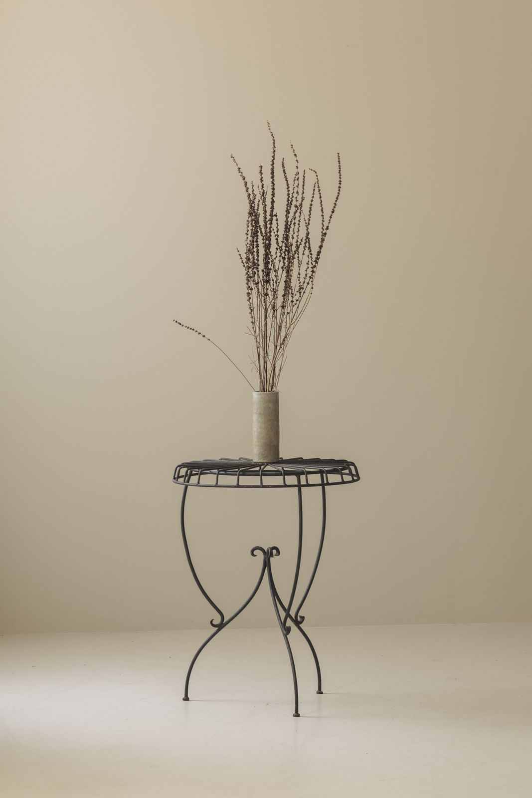 Smeedijzeren bijzettafel toegeschreven aan André Dubreuil, Frankrijk 1986 photo furniture