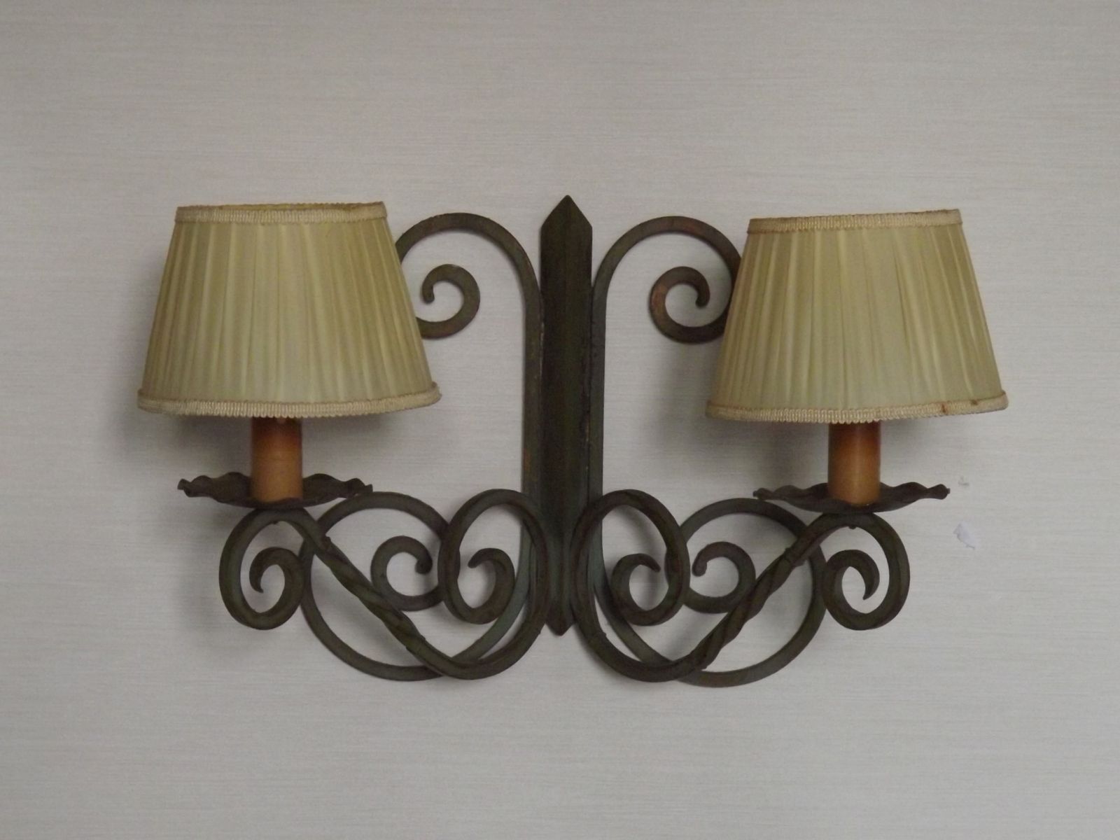 photo furniture Applique murale double ancienne en fer forgé, style français, avec abat-jour