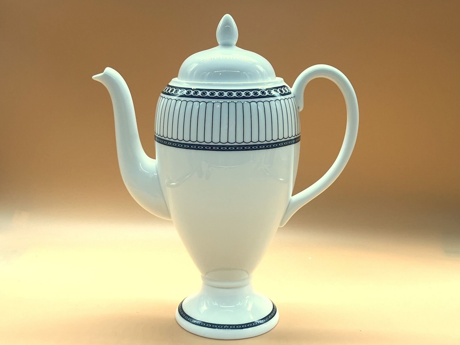 Wedgwood China Large 2 Pint Capacity Colonnade Design Coffee Pot. W4340.