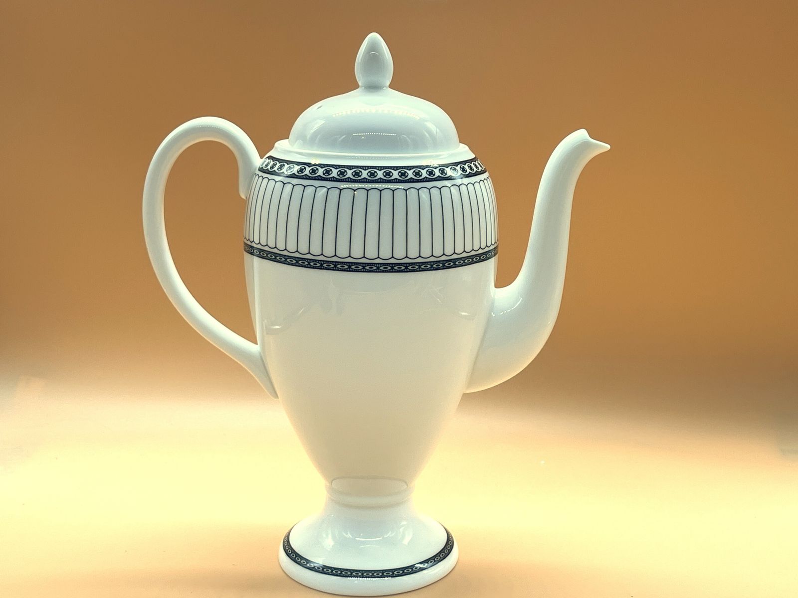 Wedgwood China Large 2 Pint Capacity Colonnade Design Coffee Pot. W4340. photo for sale