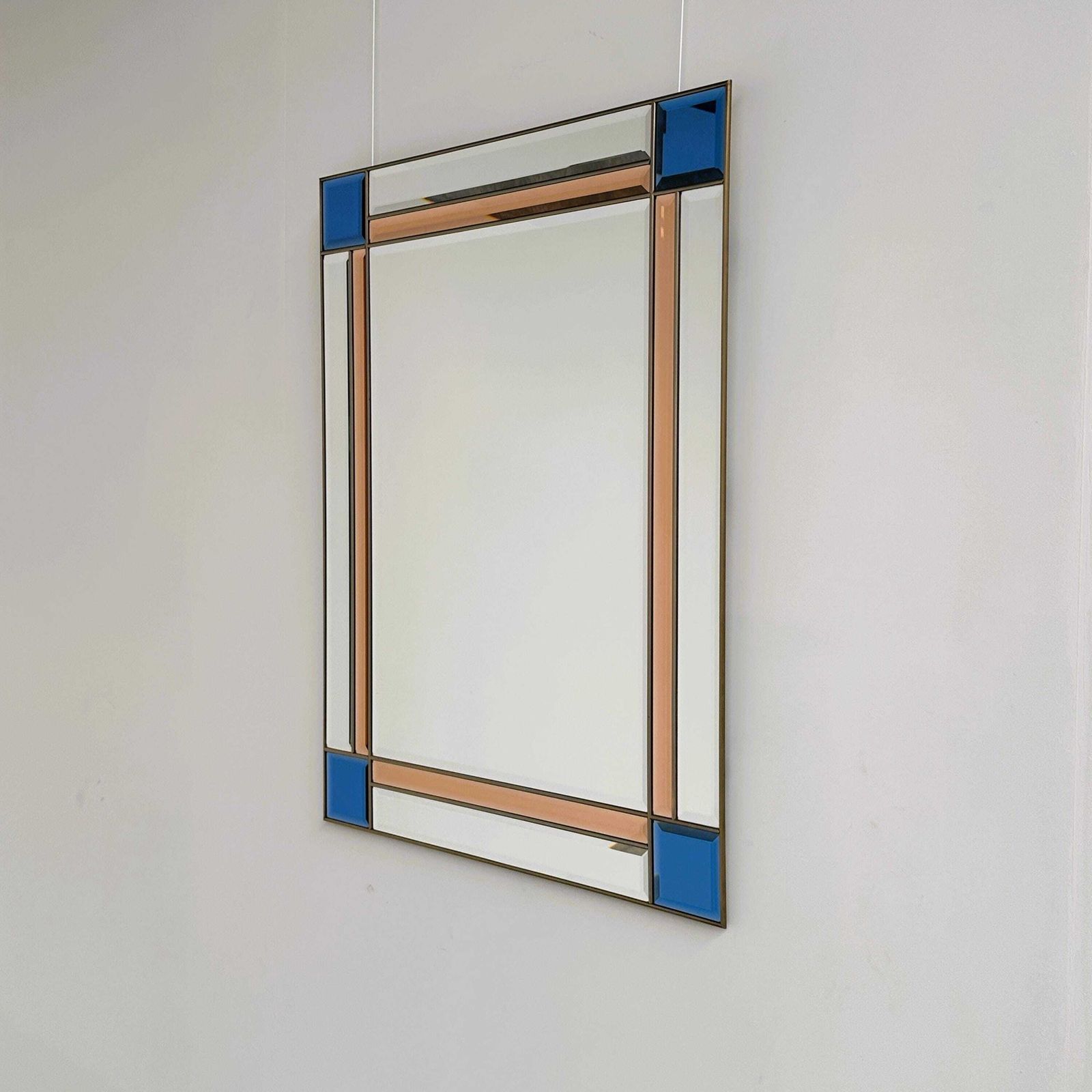 photo furniture Zeldzame vintage Italiaanse spiegel met messing, blauw en perzikkleurig geslepen glas, jaren 1980