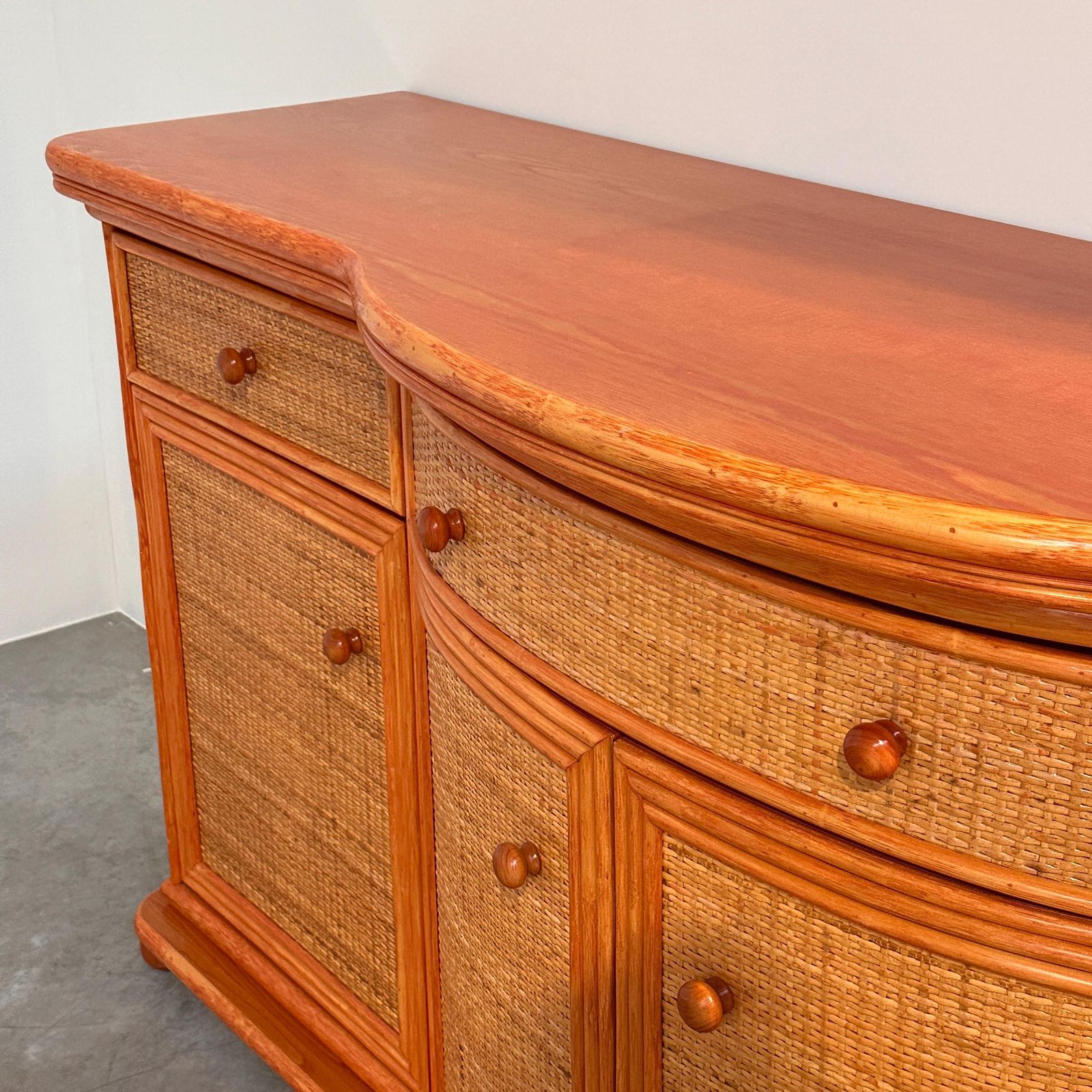 Vintage rotan en houten dressoir met oranje tint en gebogen front, jaren 1980 photo Meubels