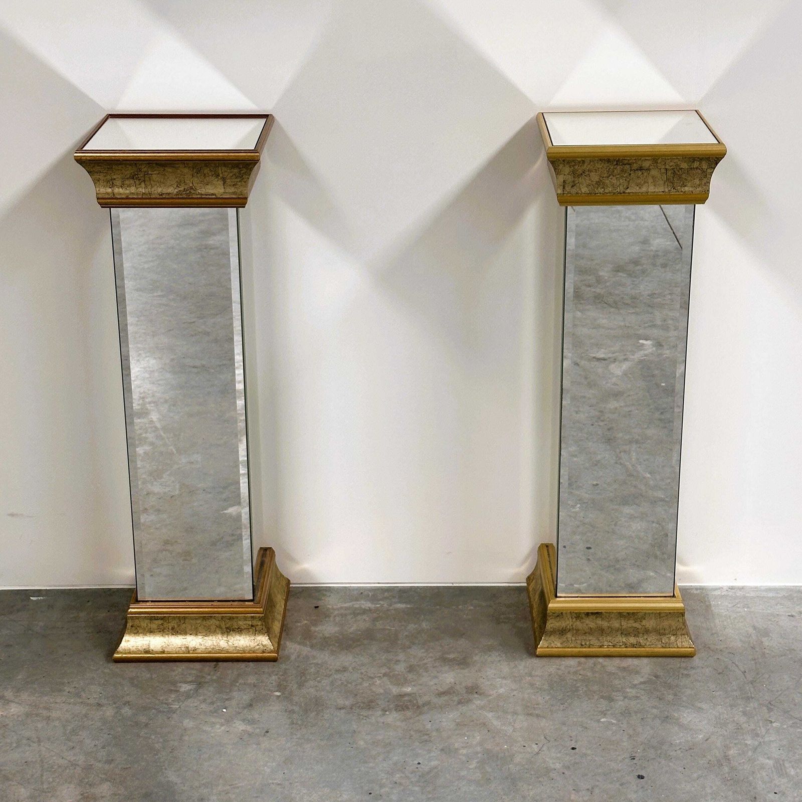 Paar Deknudt gespiegelde sokkels / plinten met vergulde afwerking, België, jaren 1980 photo furniture