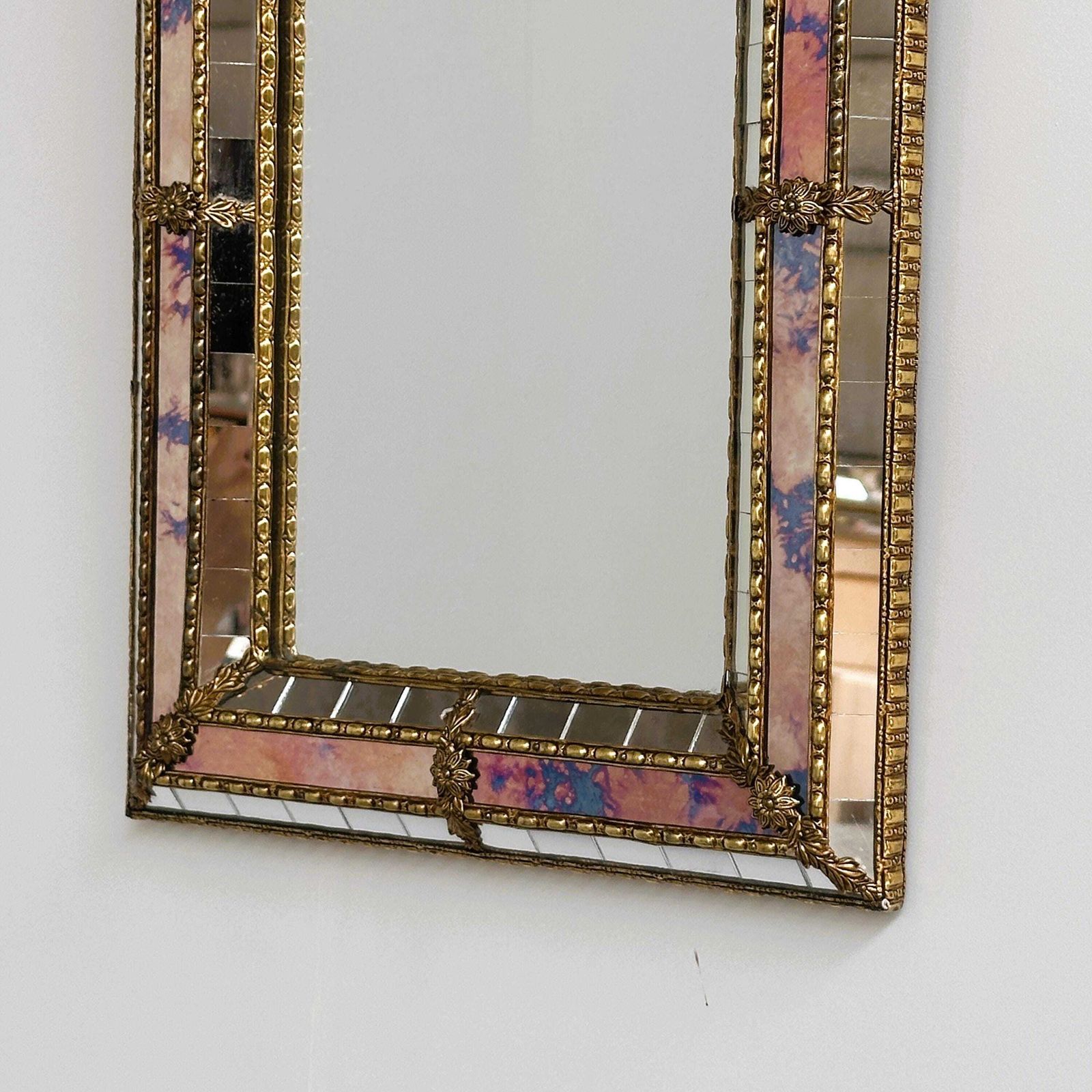 photo furniture Kleine Spaanse messing en mozaïekspiegel met roze glas-in-lood, jaren 1980
