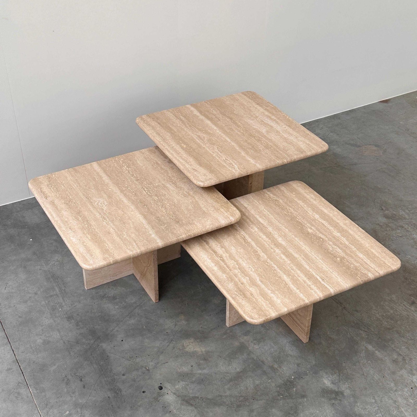 Set van drie Italiaanse travertijnen bijzettafels, 1970s-1980s photo Meubels