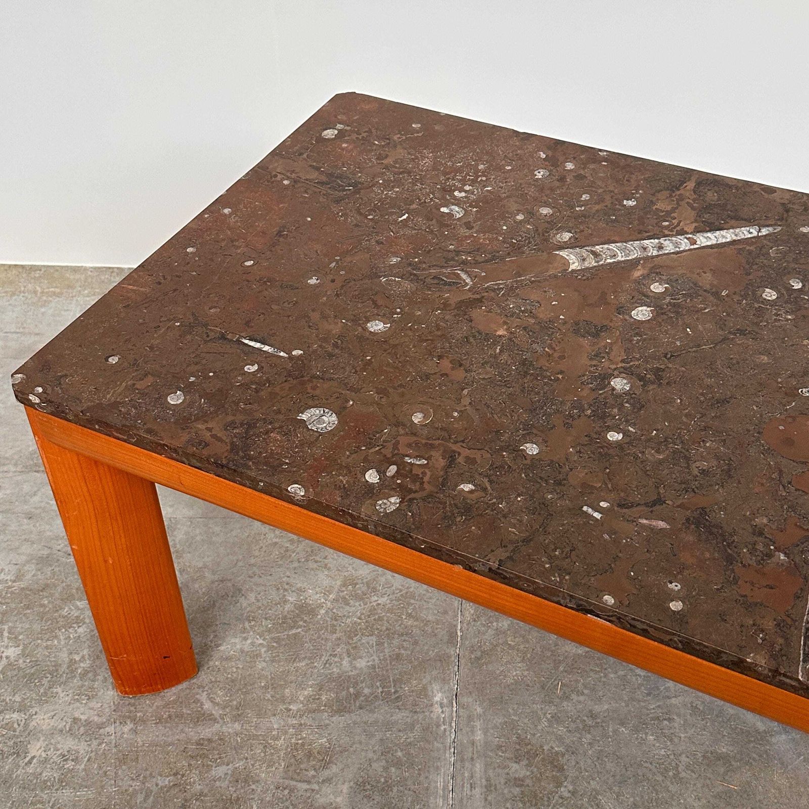 Modernistische salontafel ca. jaren 1970, fossielhoudend marmer met houten onderstel photo Meubels