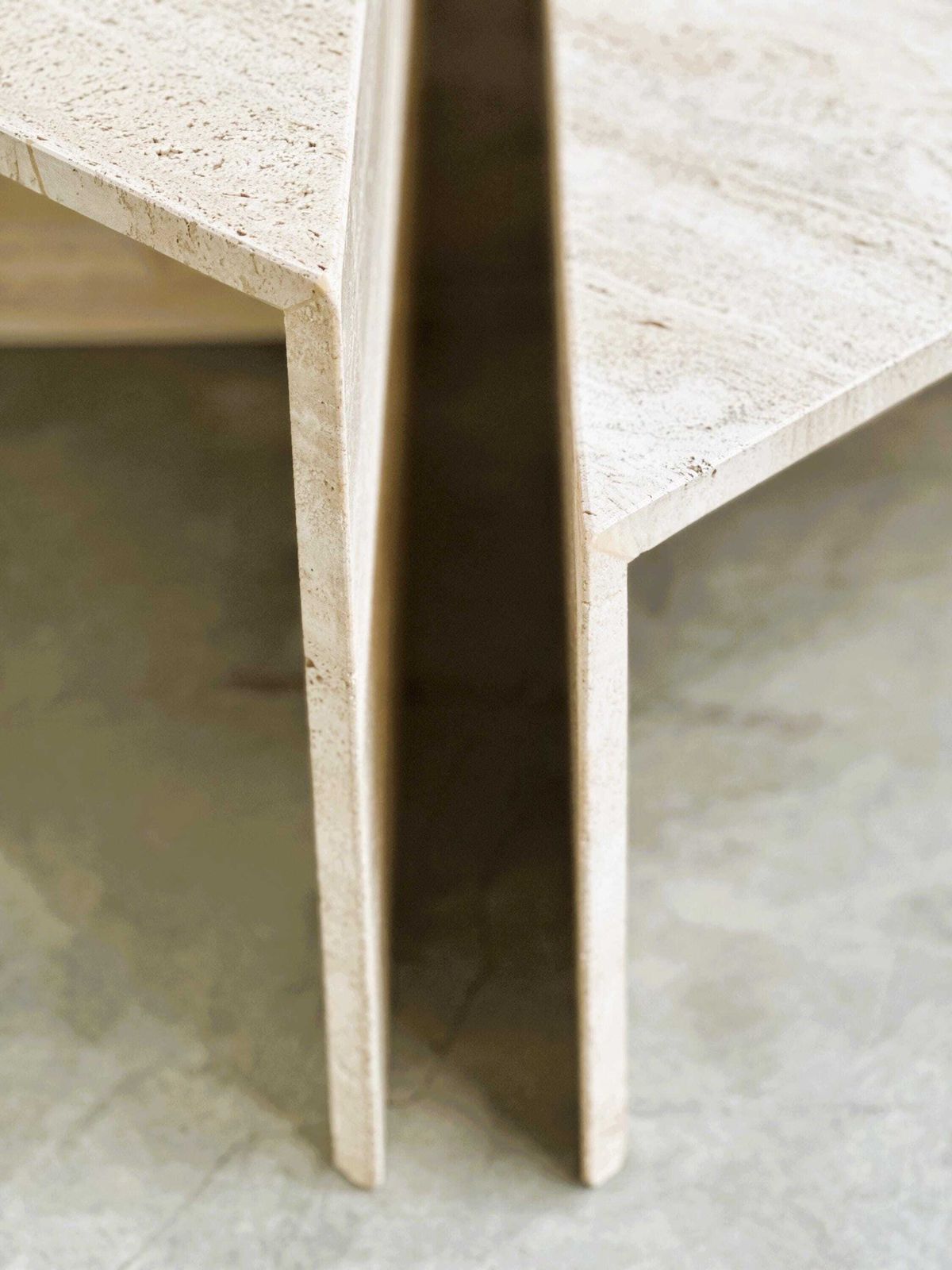 photo furniture Up & Up grote Italiaanse Brutalist travertijn salontafel, tweedelig geometrisch modulair, Made In Italy, jaren 1970