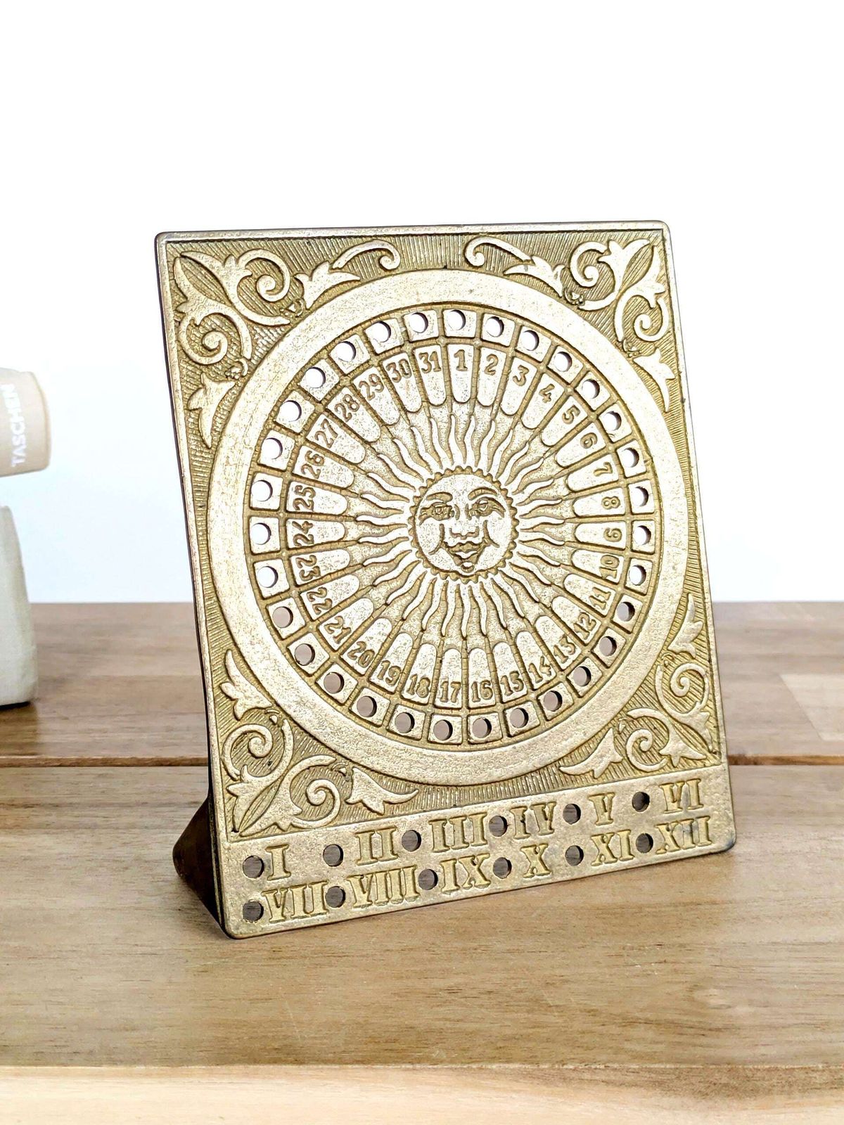 Vintage Messing Eeuwigdurende Zonnekalender met Datum en Dierenriem Art Nouveau Bureau Slaapkamer Plank Decoratie photo Woonaccessoires