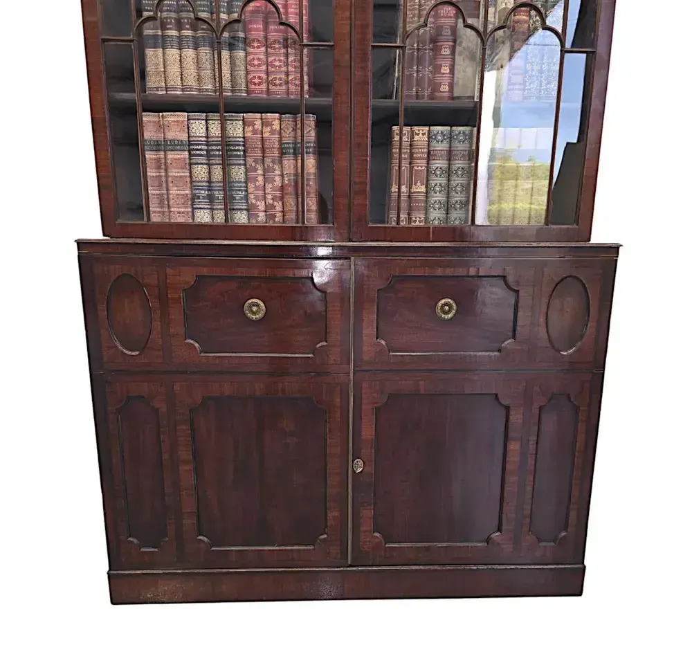 photo furniture Zeer fraaie grote boekenkast met twee deuren, begin 19e eeuw