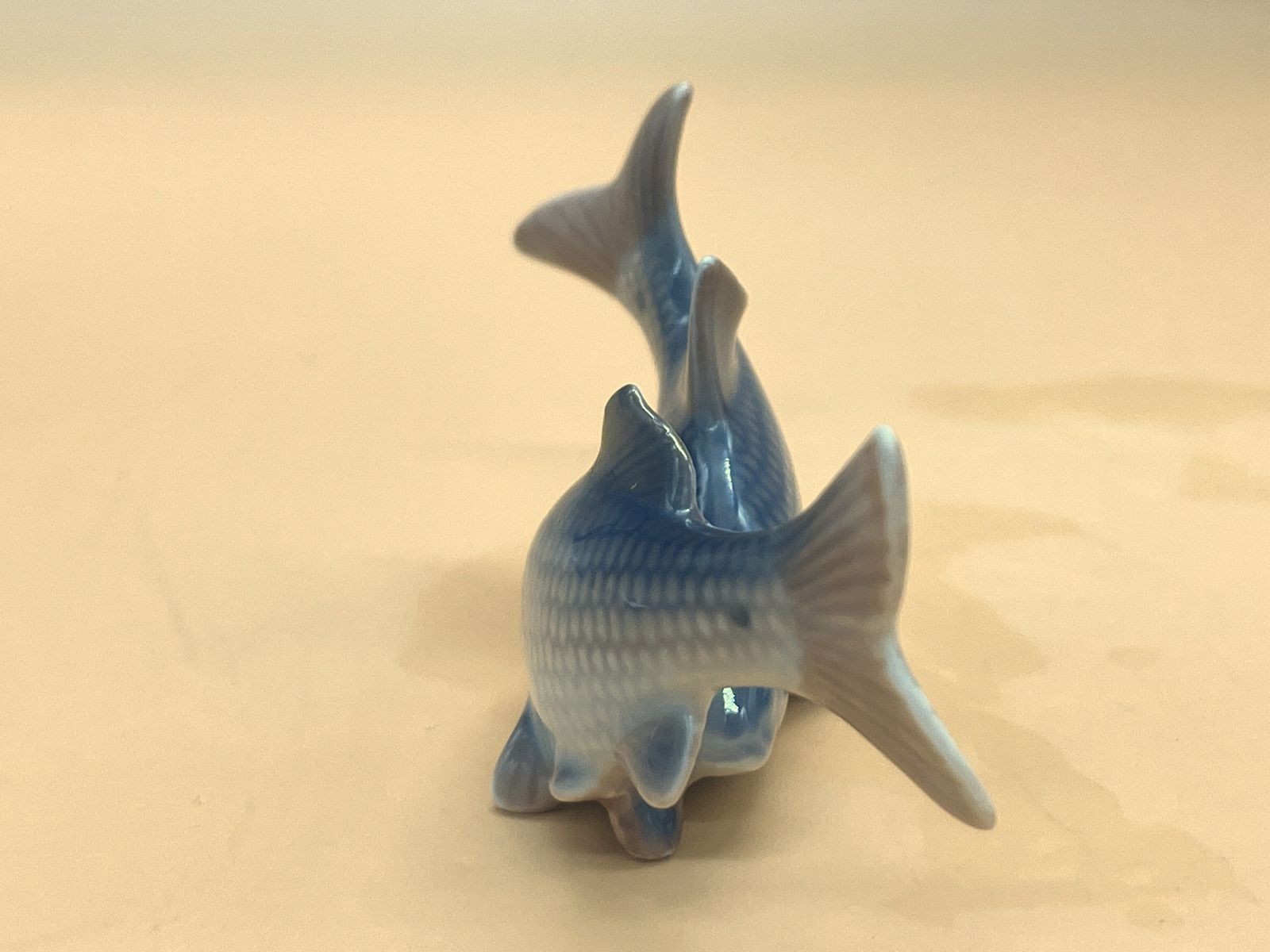 Figurine Royal Copenhagen en porcelaine, vairons / poissons. N° 2870. photo furniture