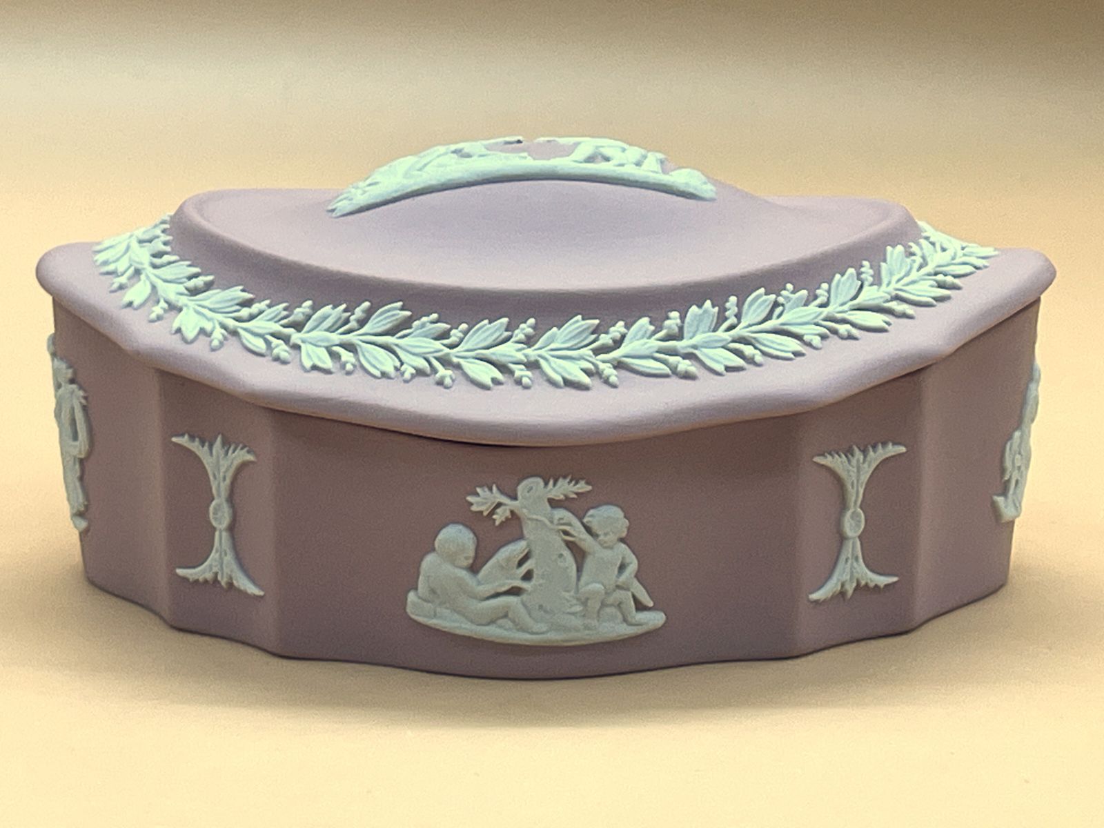 Wedgwood Pottery Pink Jasperware Cherubs botvormige snuisterdoosje. photo for sale