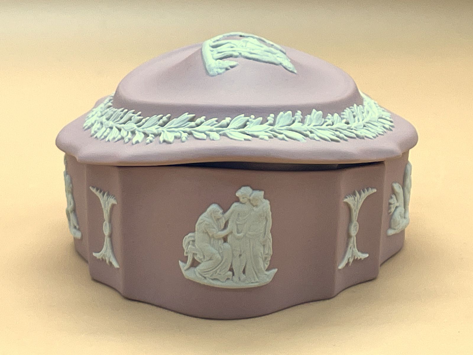 Wedgwood Pottery Pink Jasperware Cherubs botvormige snuisterdoosje. photo Woonaccessoires